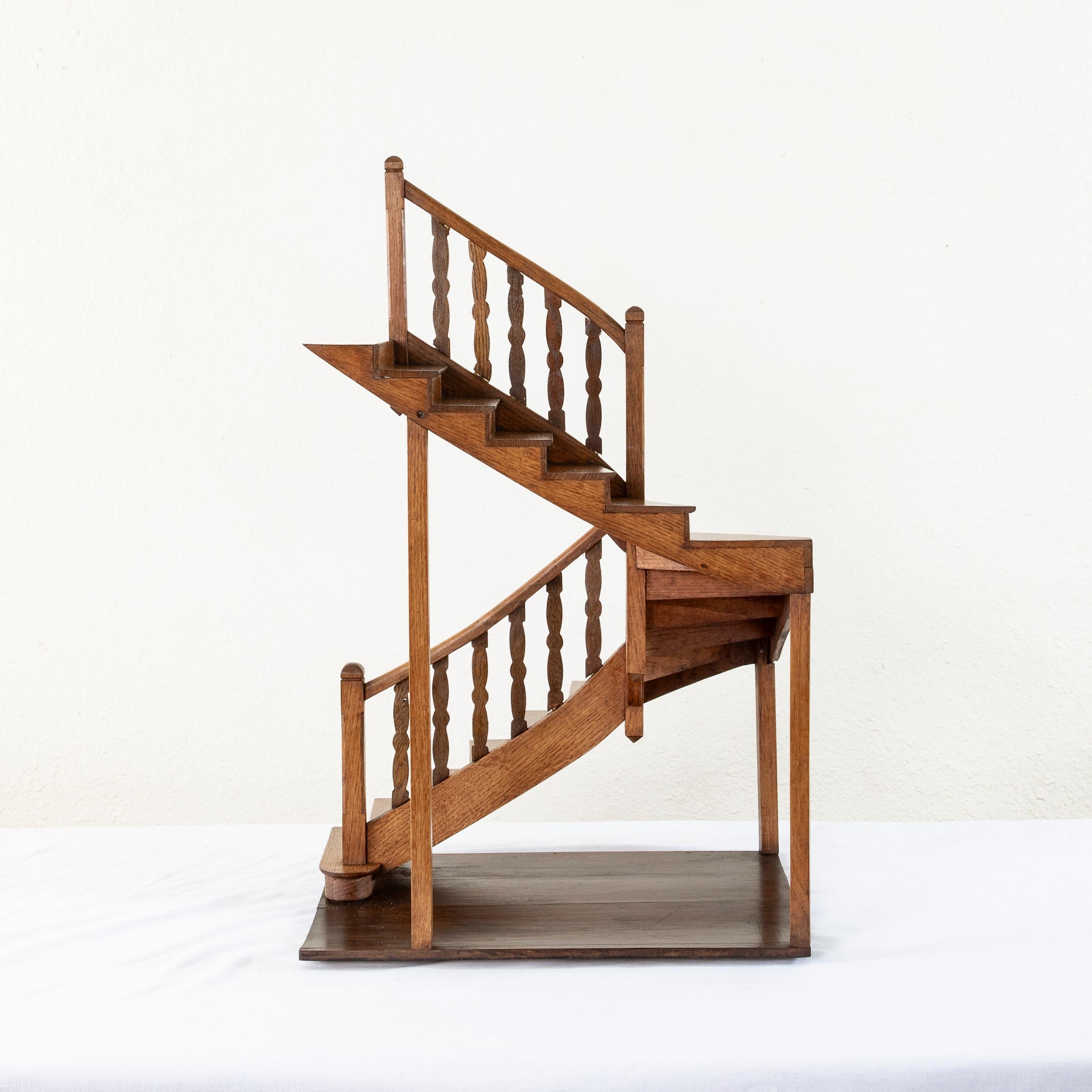 Grand modèle ancien d'architecte français d'un escalier à remontage, pièce d'exposition Bon état - En vente à Fayetteville, AR