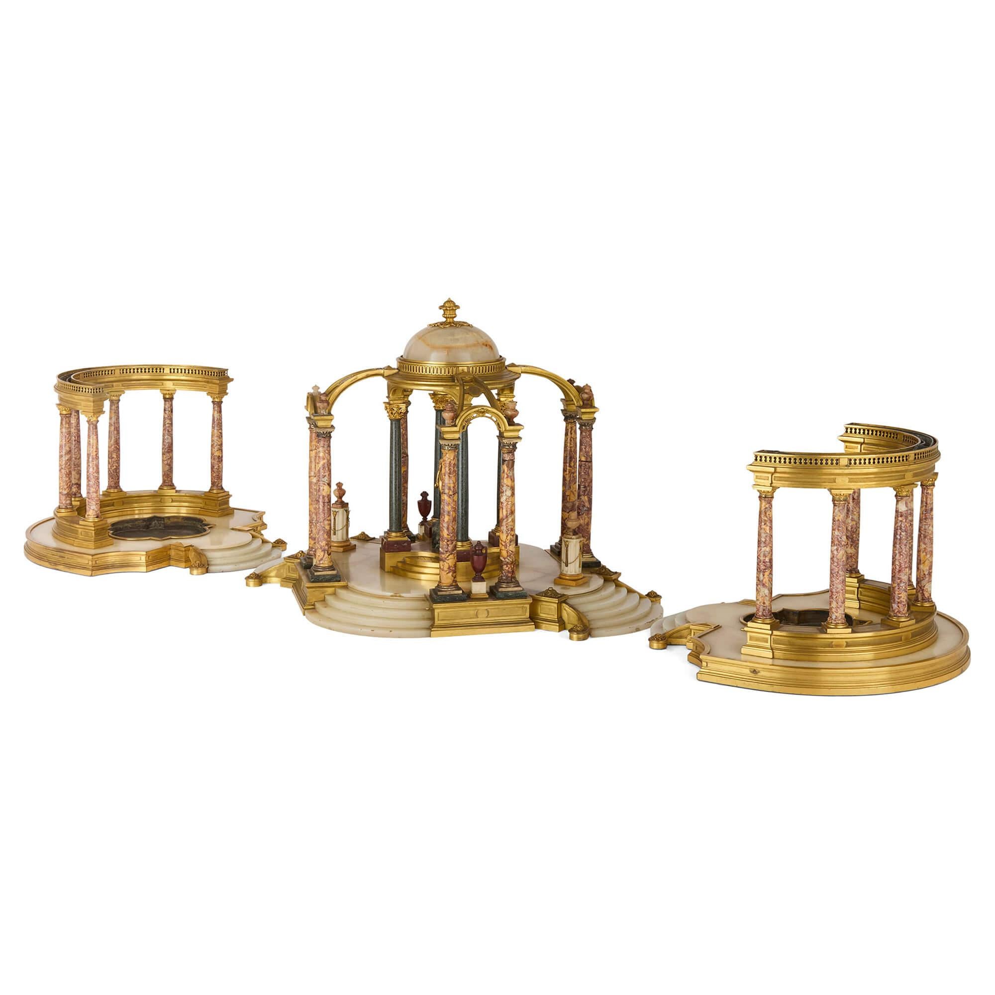 Großer antiker französischer architektonischer Garnituraufsatz Boin-Taburet
Französisch, Ende 19. Jahrhundert 
Mittelteil: Höhe 47cm, Breite 68cm, Tiefe 52cm
Endstücke: Höhe 30cm, Breite 43cm, Tiefe 42cm

Dieser außergewöhnliche Tafelaufsatz aus dem