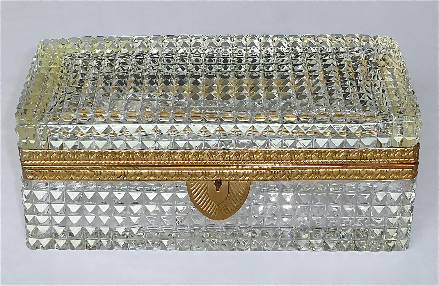 Large rare and beautiful Empire style antique hand-cut and faceted crystal glass box with decorative gilt brass metal rim made by Baccarat France attribution, circa 1900-1920. The exquisite french box with hinged lid and beautiful hand-cut starburst