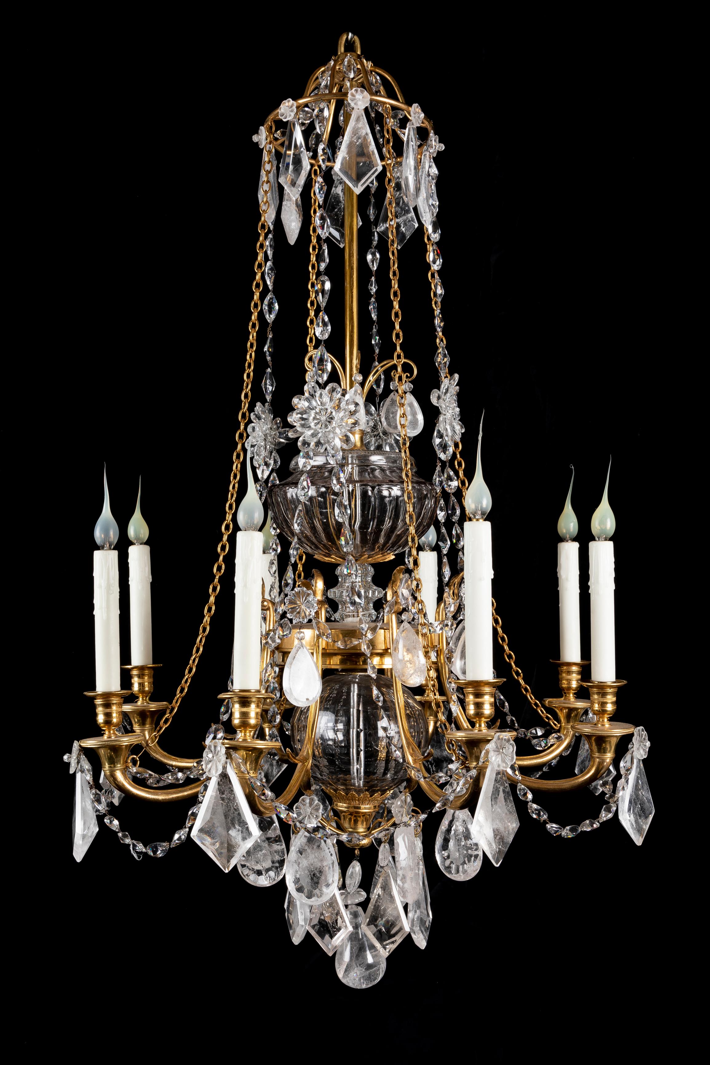 Ein prächtiger großer französischer Kronleuchter aus dem späten 19. Jahrhundert im Louis-XVI-Stil aus Ormolu und Bergkristall von exquisiter Handwerkskunst. Dieser prächtige Kronleuchter von Maison Baguès ist ein hervorragendes Beispiel für die