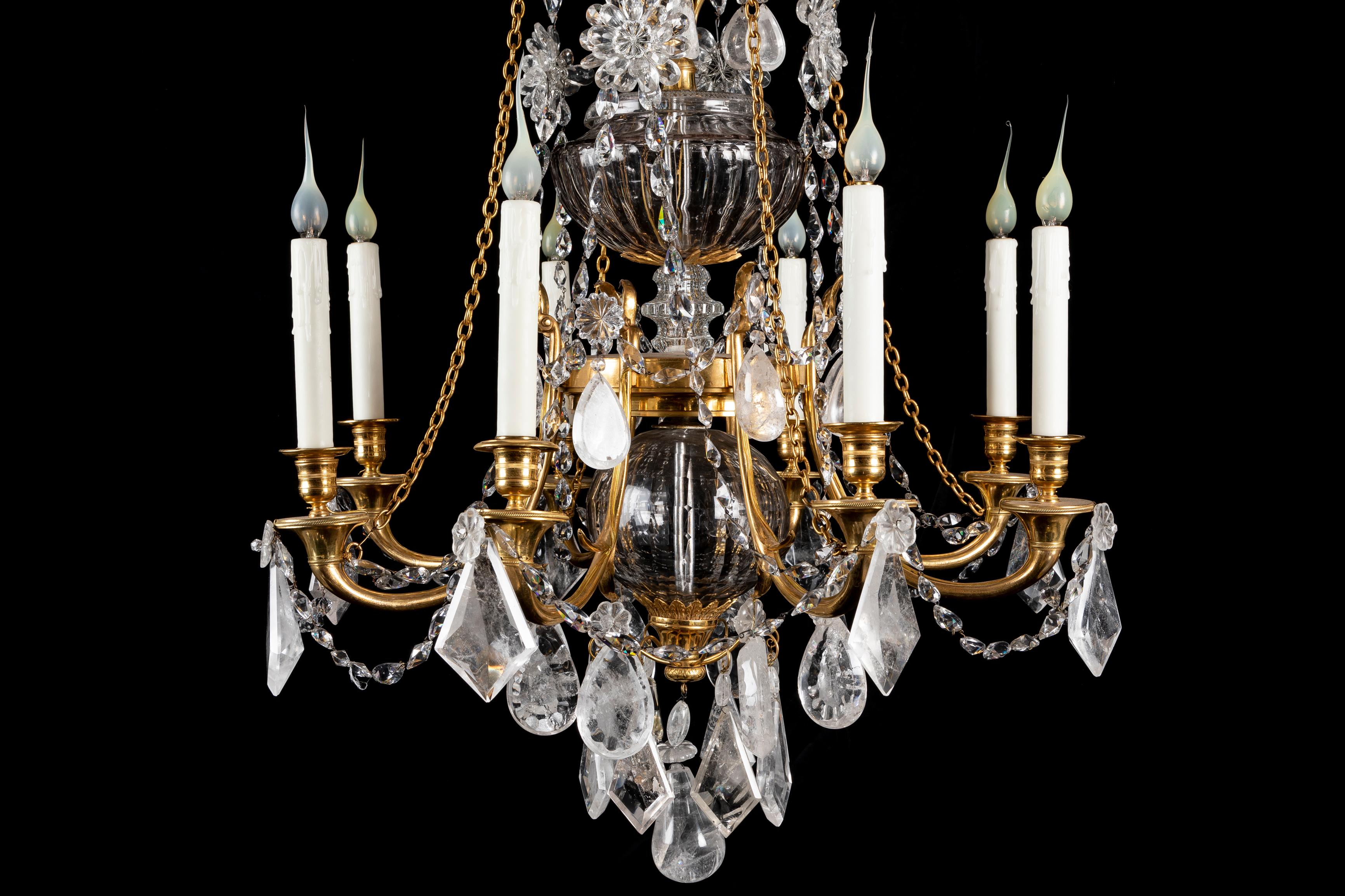Großer Antique French Bagues Louis XVI St Ormolu und geschliffener Bergkristall-Kronleuchter (Handgeschnitzt) im Angebot