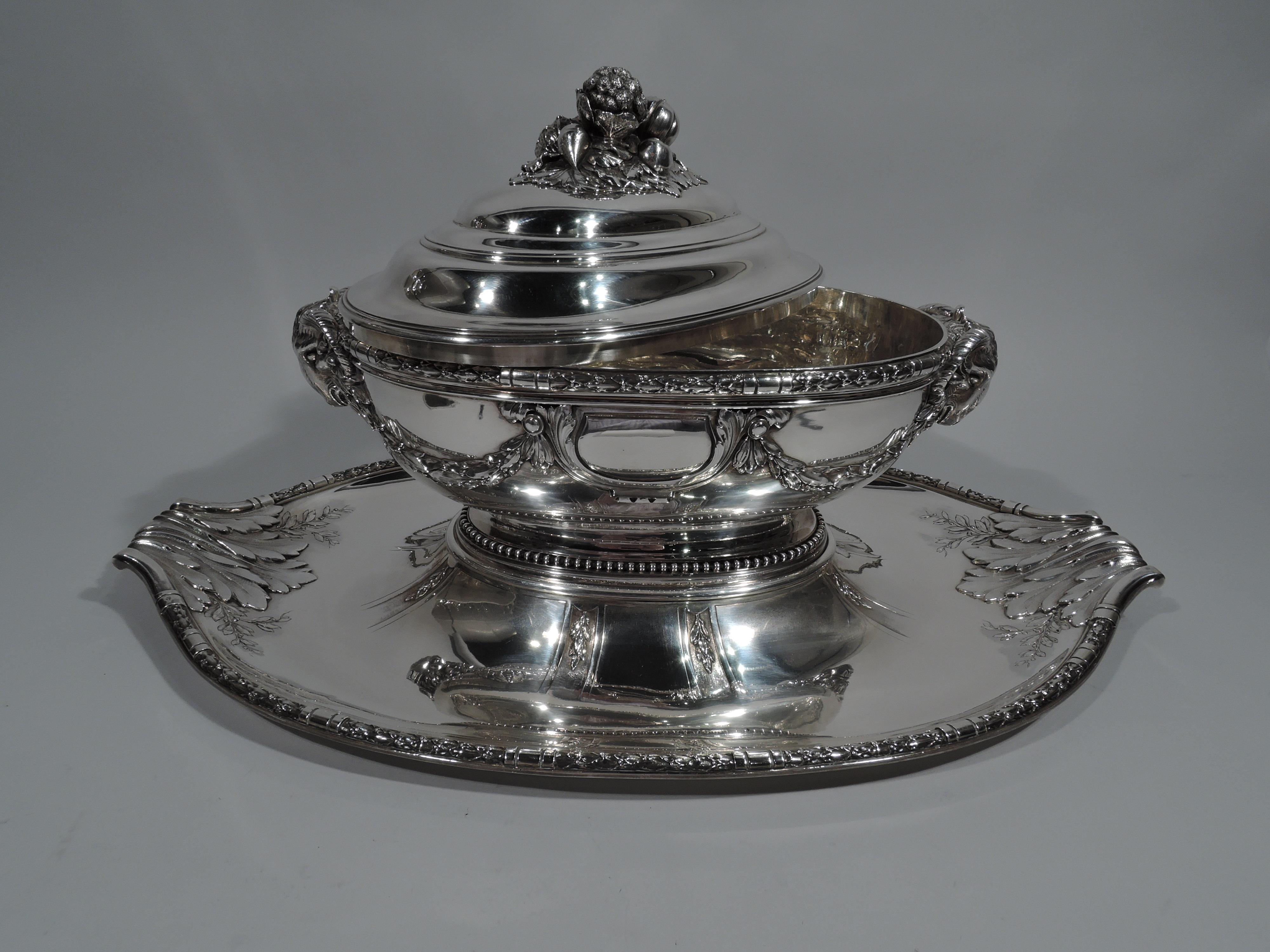 Large Antique French Belle Époque Classical Silver Tureen on Stand In Excellent Condition In New York, NY