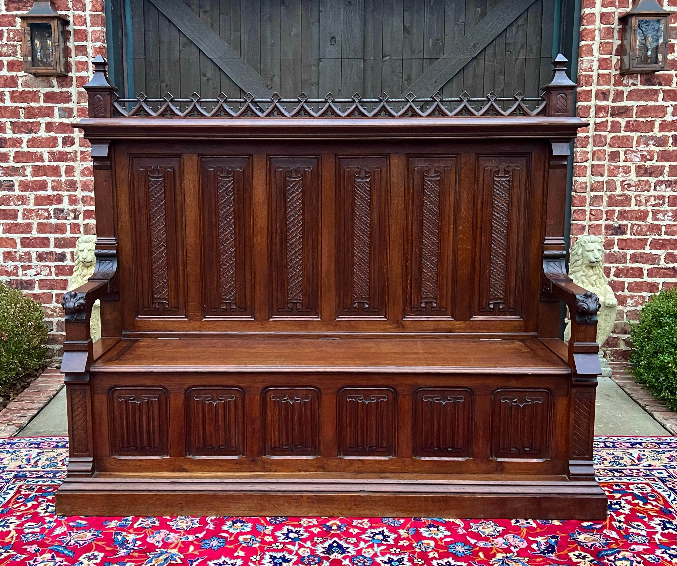 HERMOSO Banco, Settee o Púlpito de Iglesia Antiguo de Roble Francés del REVIVIMIENTO GÓTICO con Asiento Elevable para Almacenamiento~~AlTAMENTE TALLADO ~~c. 
1890s 


        Espectaculares elementos de diseño con pliegue de lino, corona gótica con