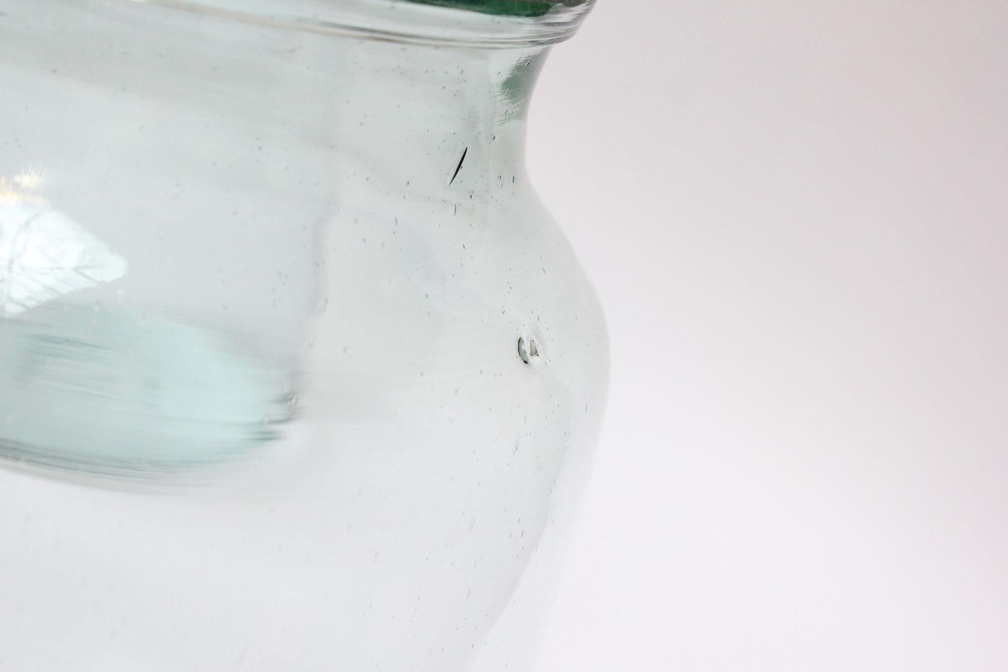 Grande jarre Hurricane française en verre soufflé vert teinté, deux disponibles en vente 11