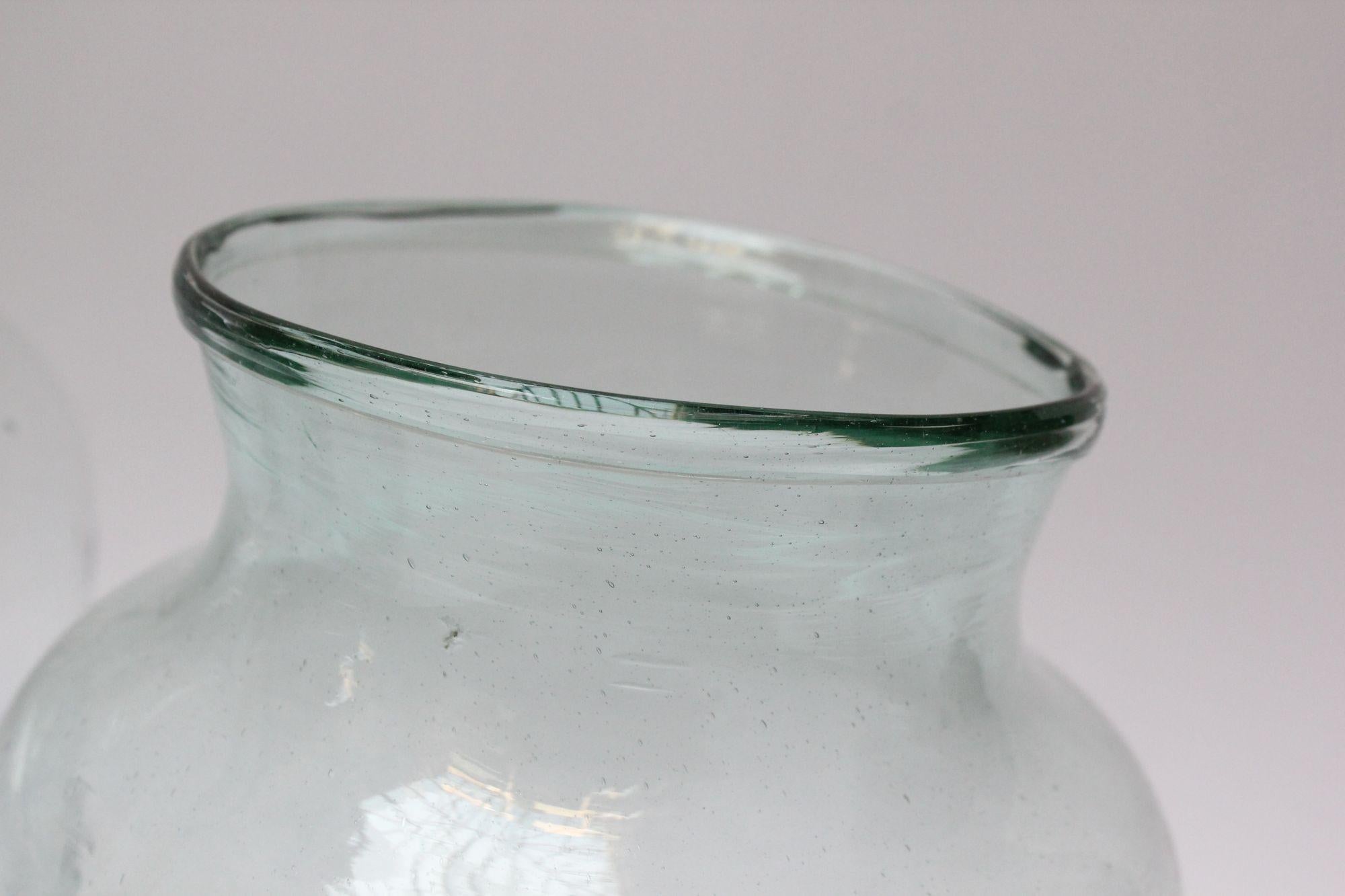 Grande jarre Hurricane française en verre soufflé vert teinté, deux disponibles en vente 13