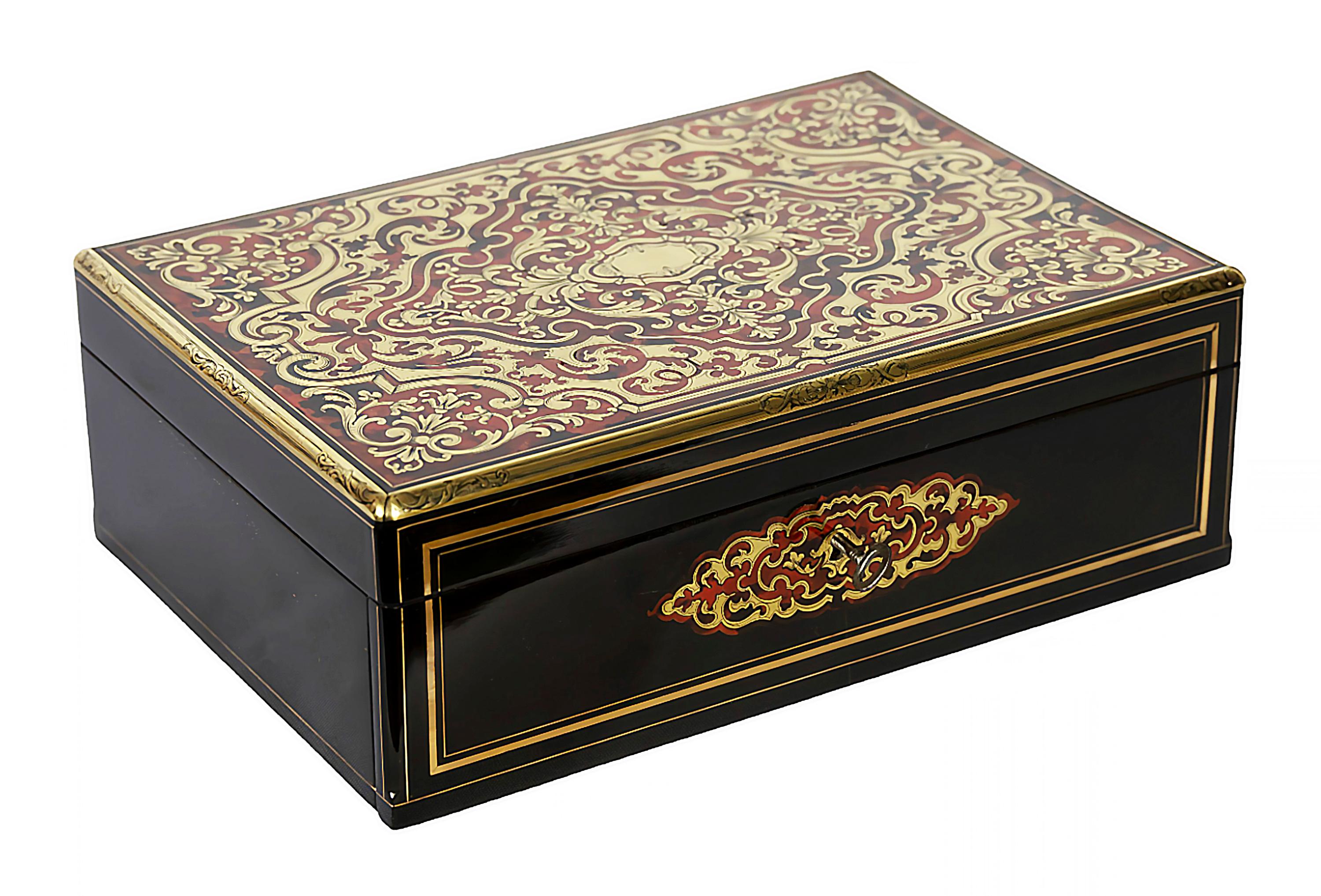Antique 19th century French Boulle/Napoleon III marquetry box.
The wooden box is decorated with inlaid brass and tortoiseshell and red silk textile inside.
Including key.
Signed: Audige 40 Place de la Bourse.
After high quality renovation.
Very good