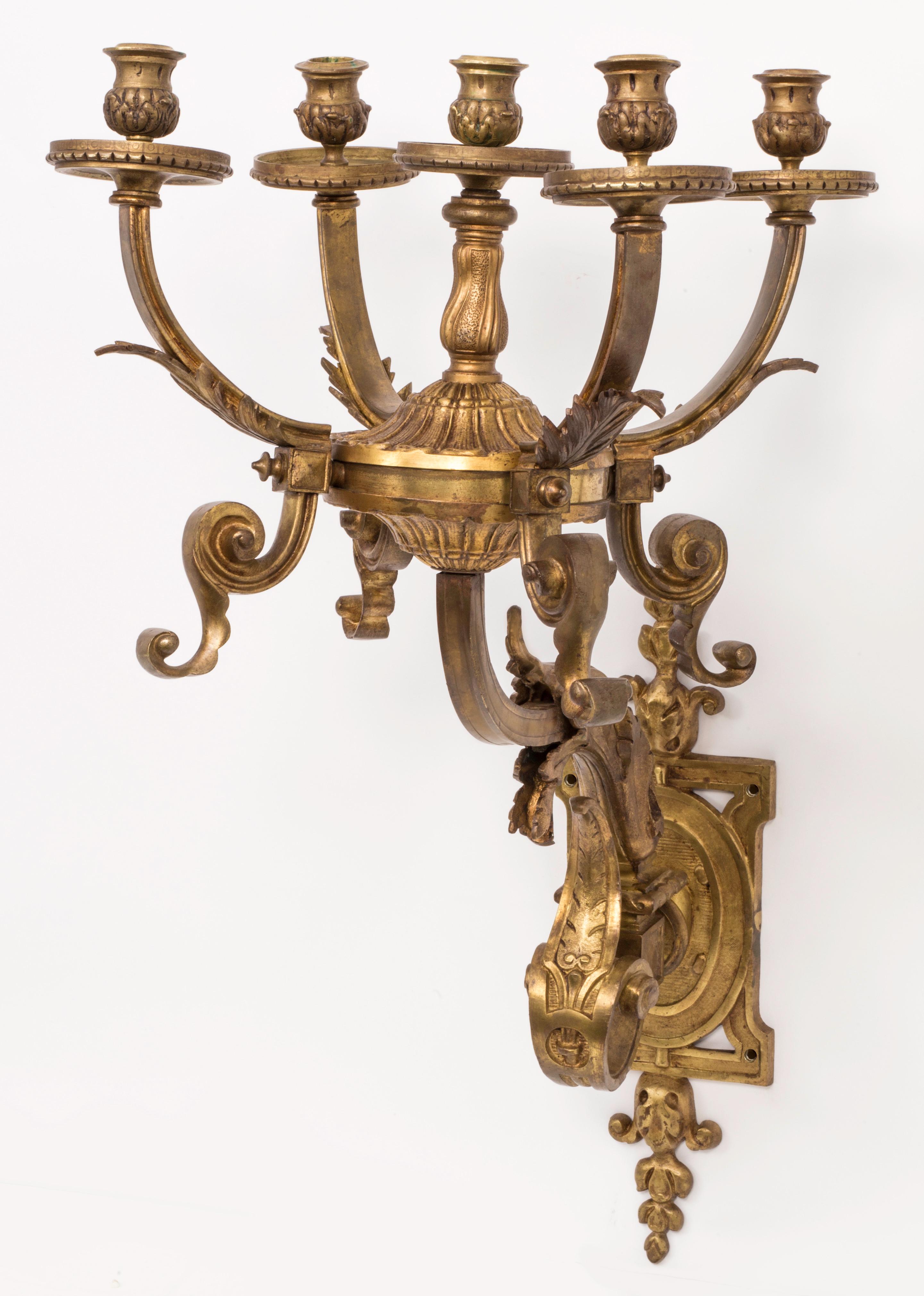 Paire d'appliques de grande taille en bronze doré, vers les années 1920  Chaque applique contient cinq lampes. Magnifiquement moulé Nouvellement électrifié.