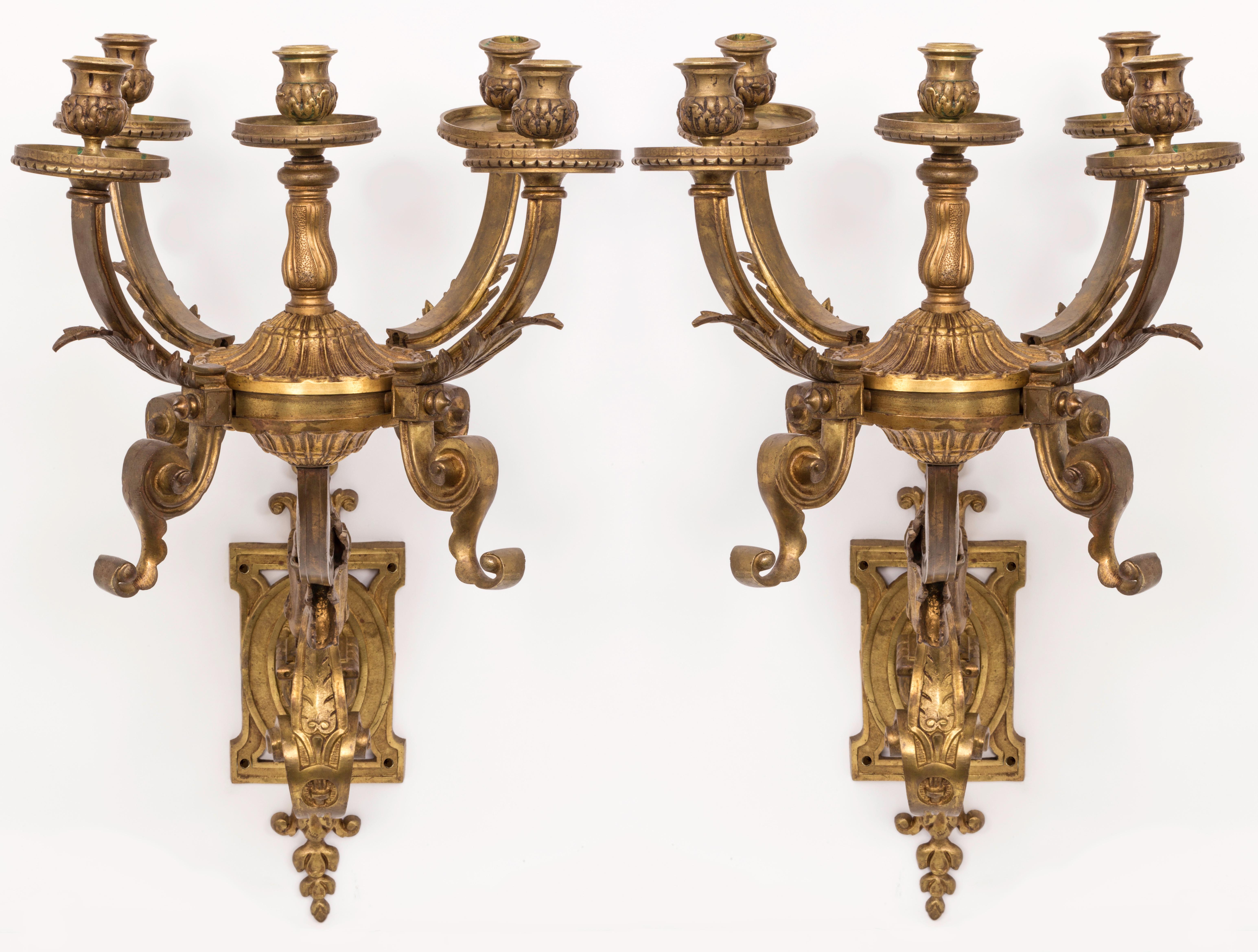 Große, antike französische Wandleuchter aus vergoldeter Bronze, Paar im Angebot 1