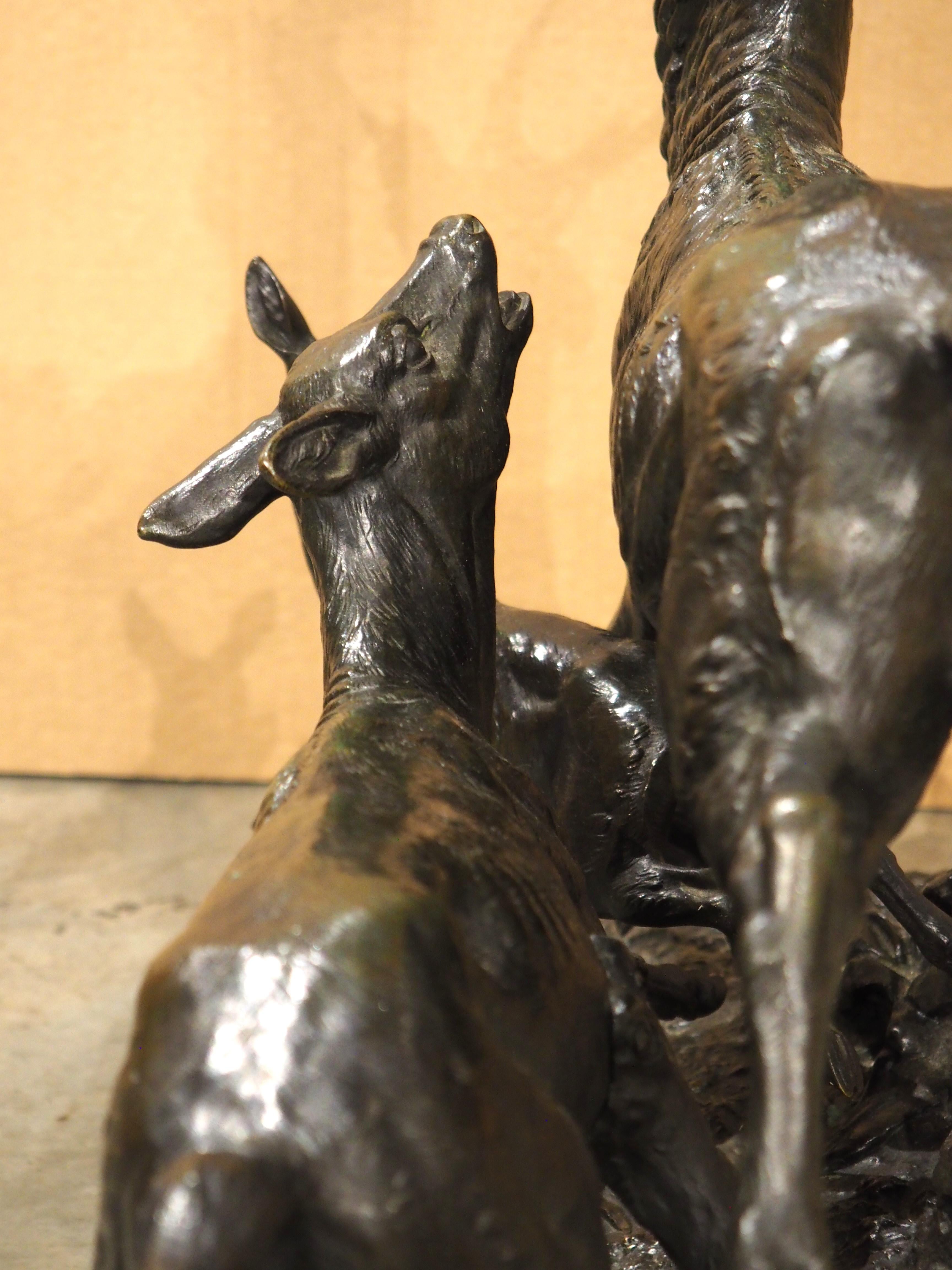 Grande sculpture française ancienne, cerf beauoyant, biche et fauve, fin des années 1800 en vente 6
