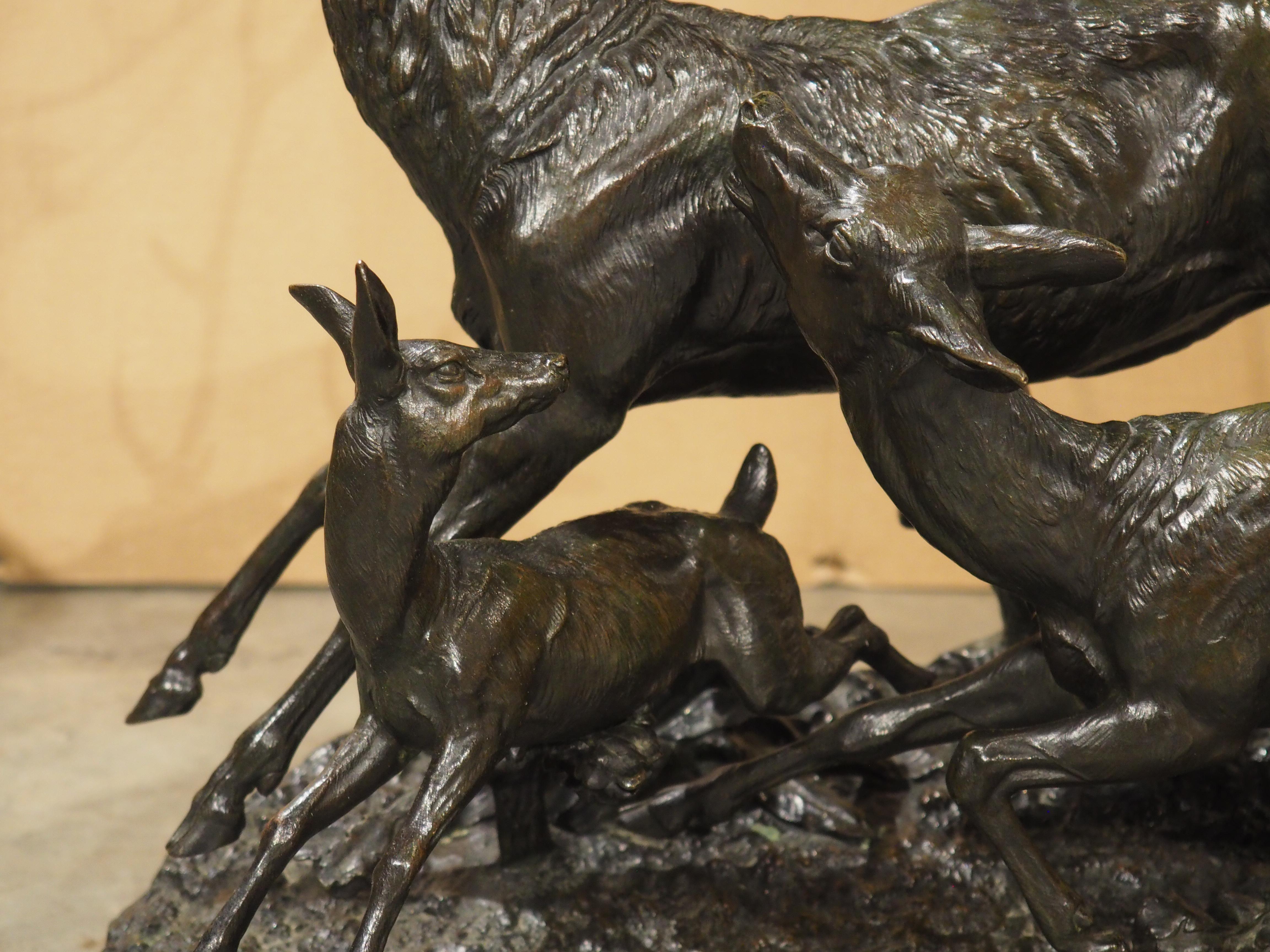 Grande sculpture française ancienne, cerf beauoyant, biche et fauve, fin des années 1800 Bon état - En vente à Dallas, TX