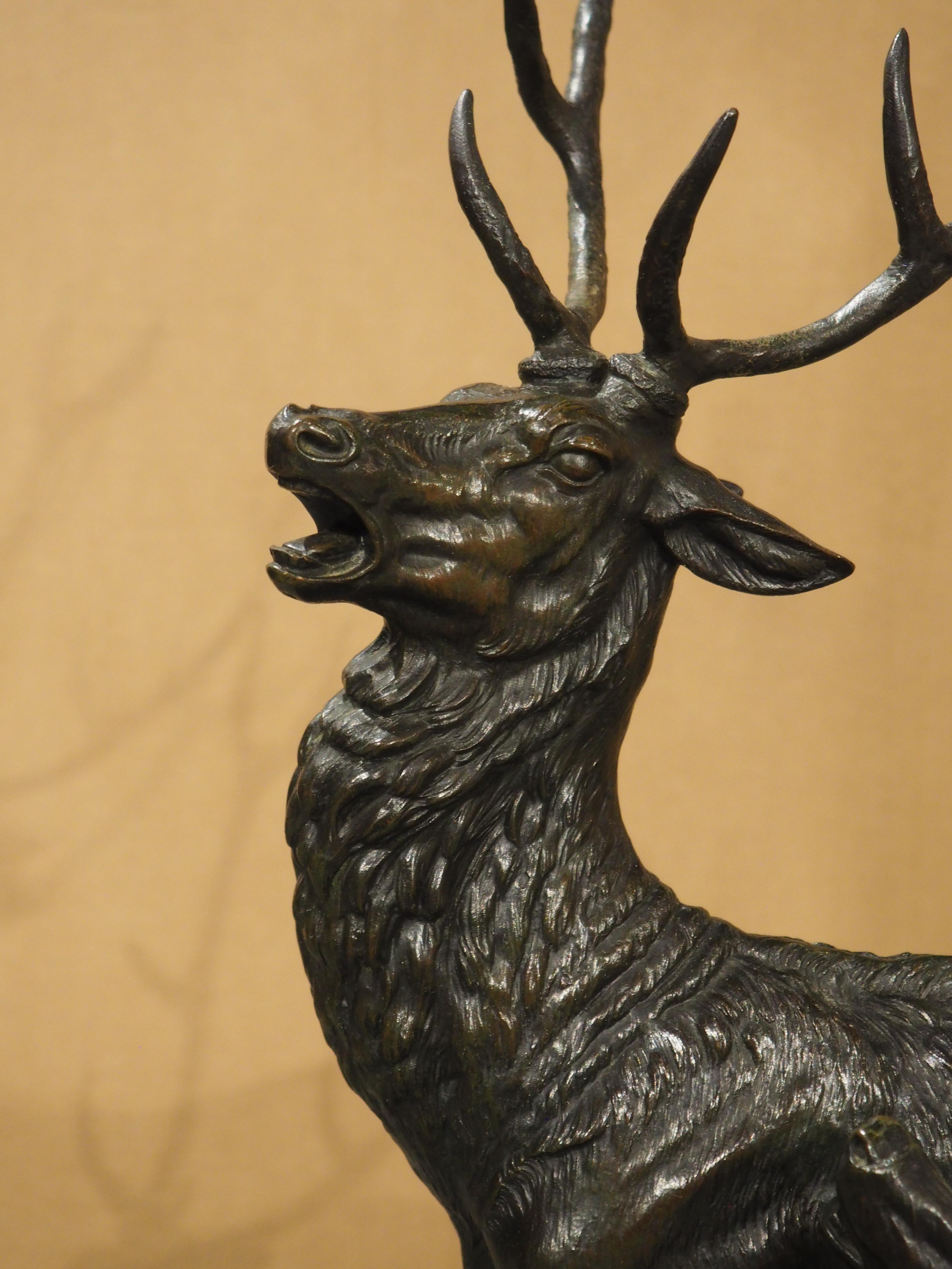XIXe siècle Grande sculpture française ancienne, cerf beauoyant, biche et fauve, fin des années 1800 en vente