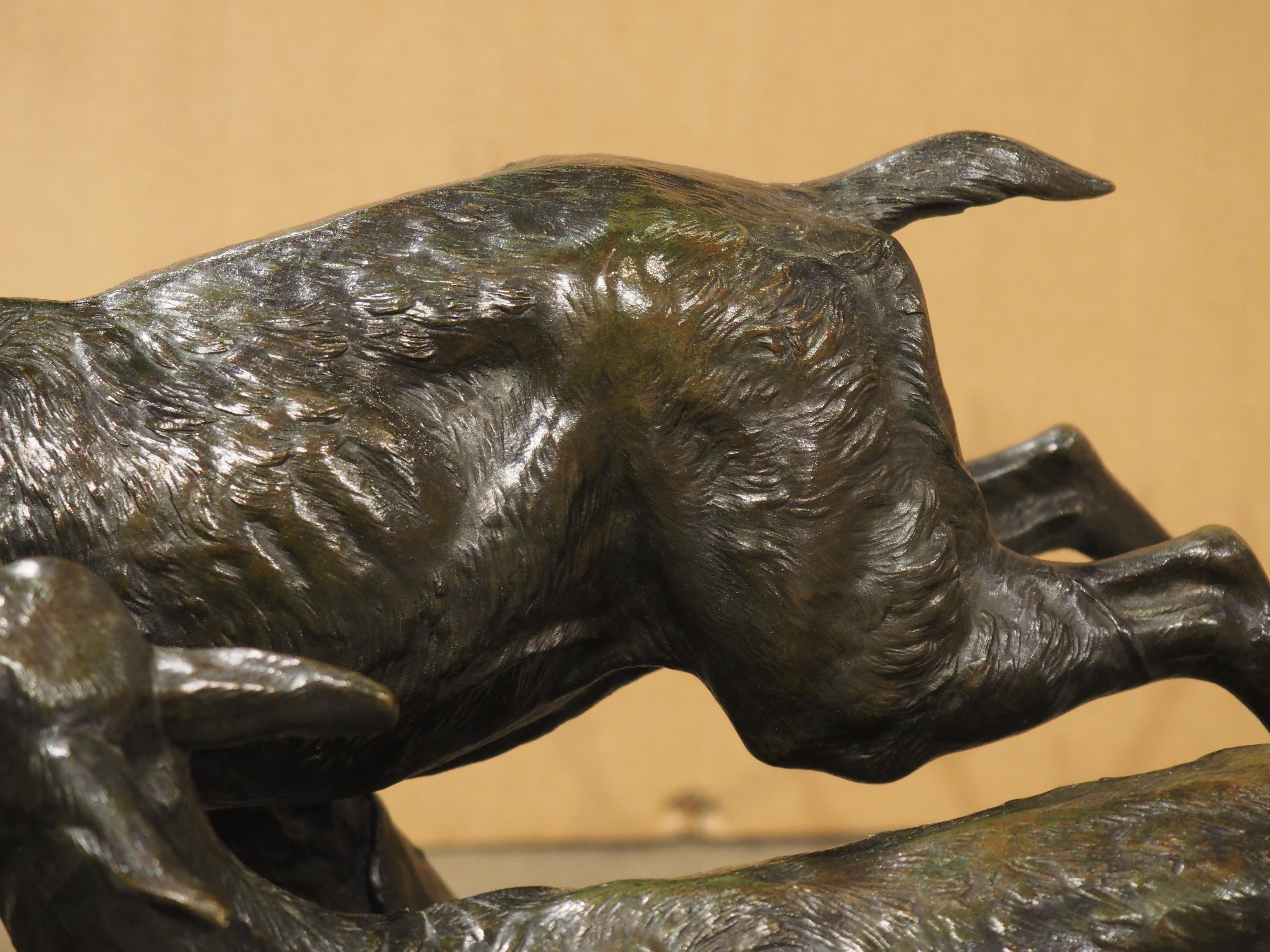 Métal Grande sculpture française ancienne, cerf beauoyant, biche et fauve, fin des années 1800 en vente