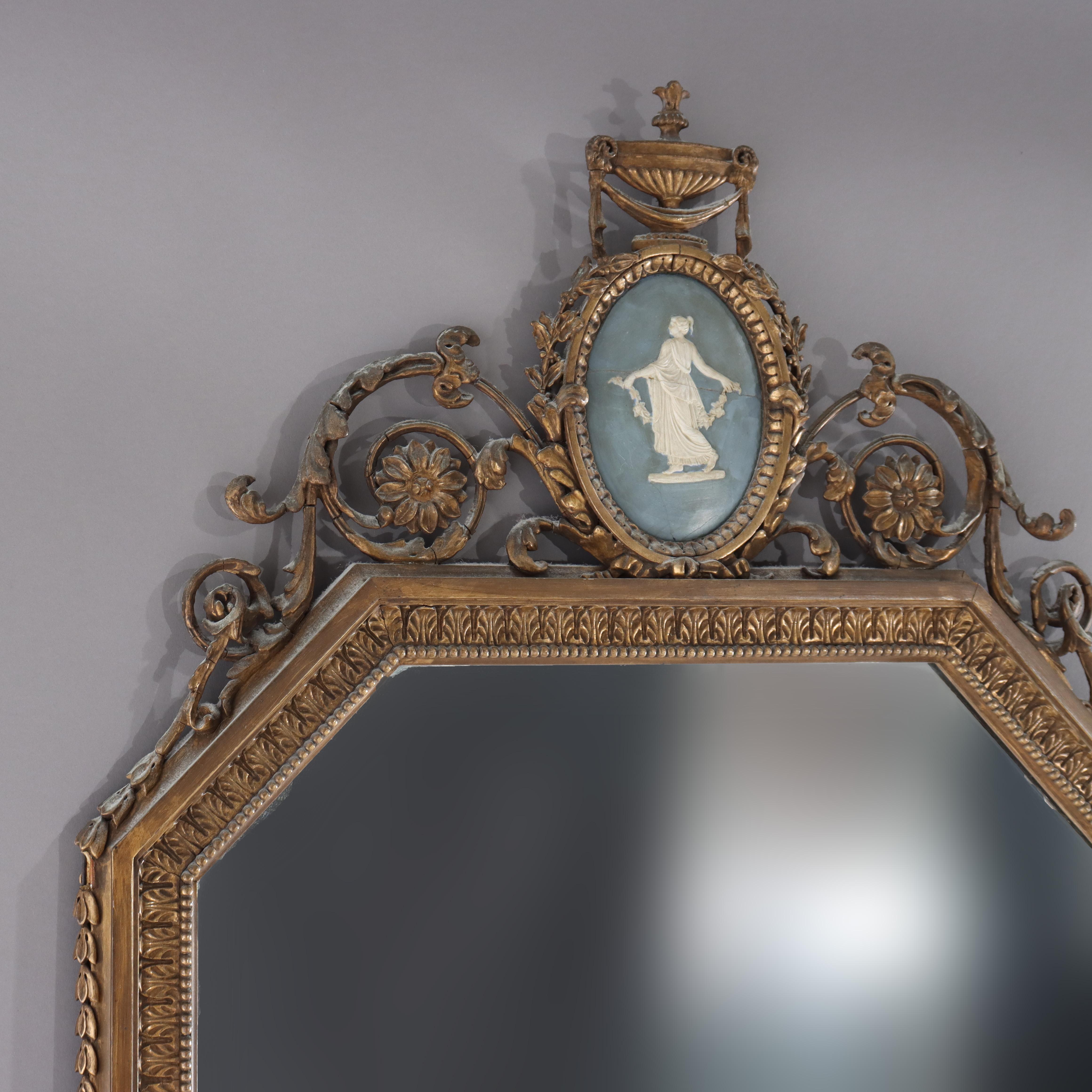 Gran Espejo de Pared Francés Antiguo de Madera Dorada Tallada con Placa de Camafeo C1920 siglo XX en venta