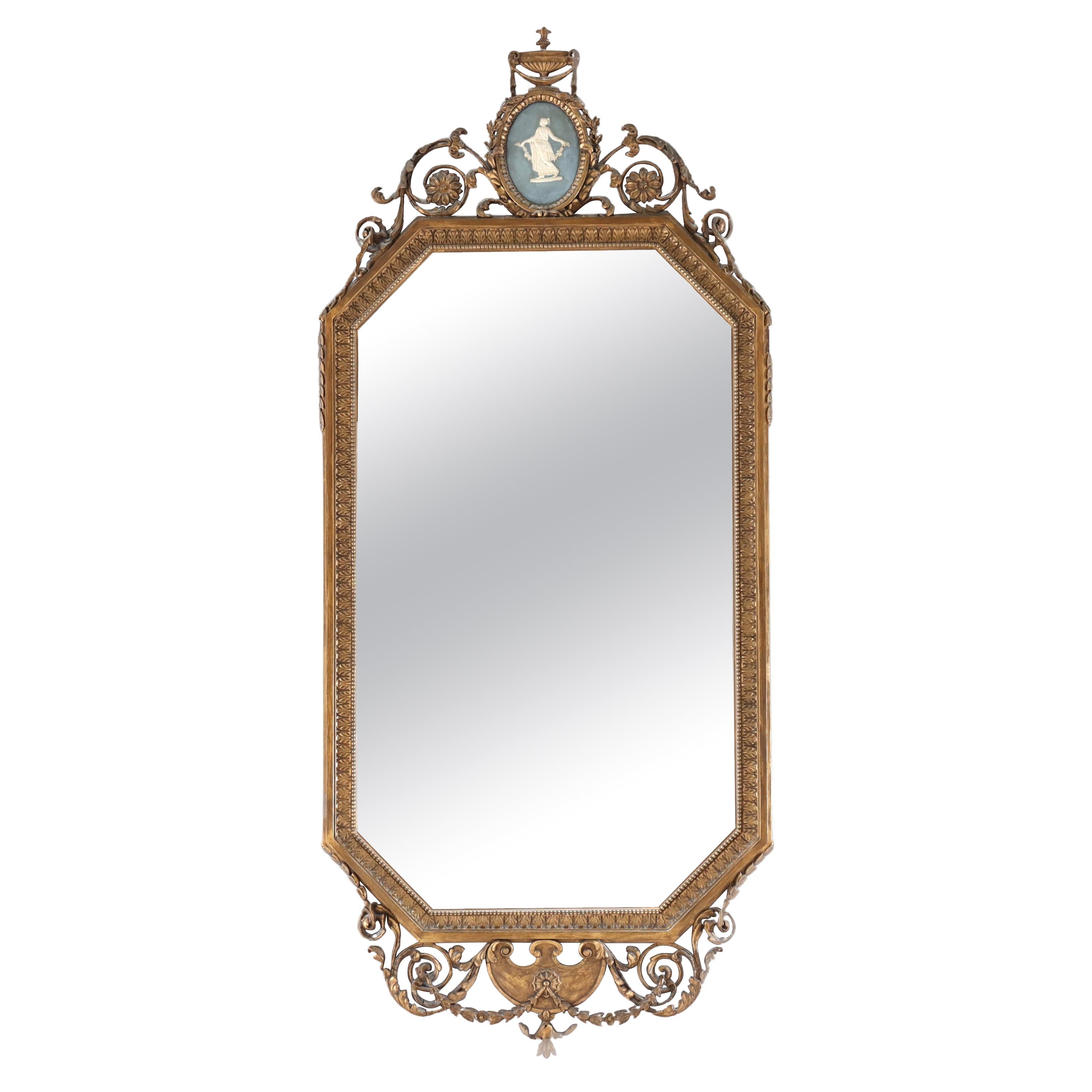 Gran Espejo de Pared Francés Antiguo de Madera Dorada Tallada con Placa de Camafeo C1920 en venta