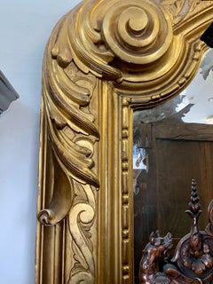 Grande specchio francese antico in legno dorato intagliato