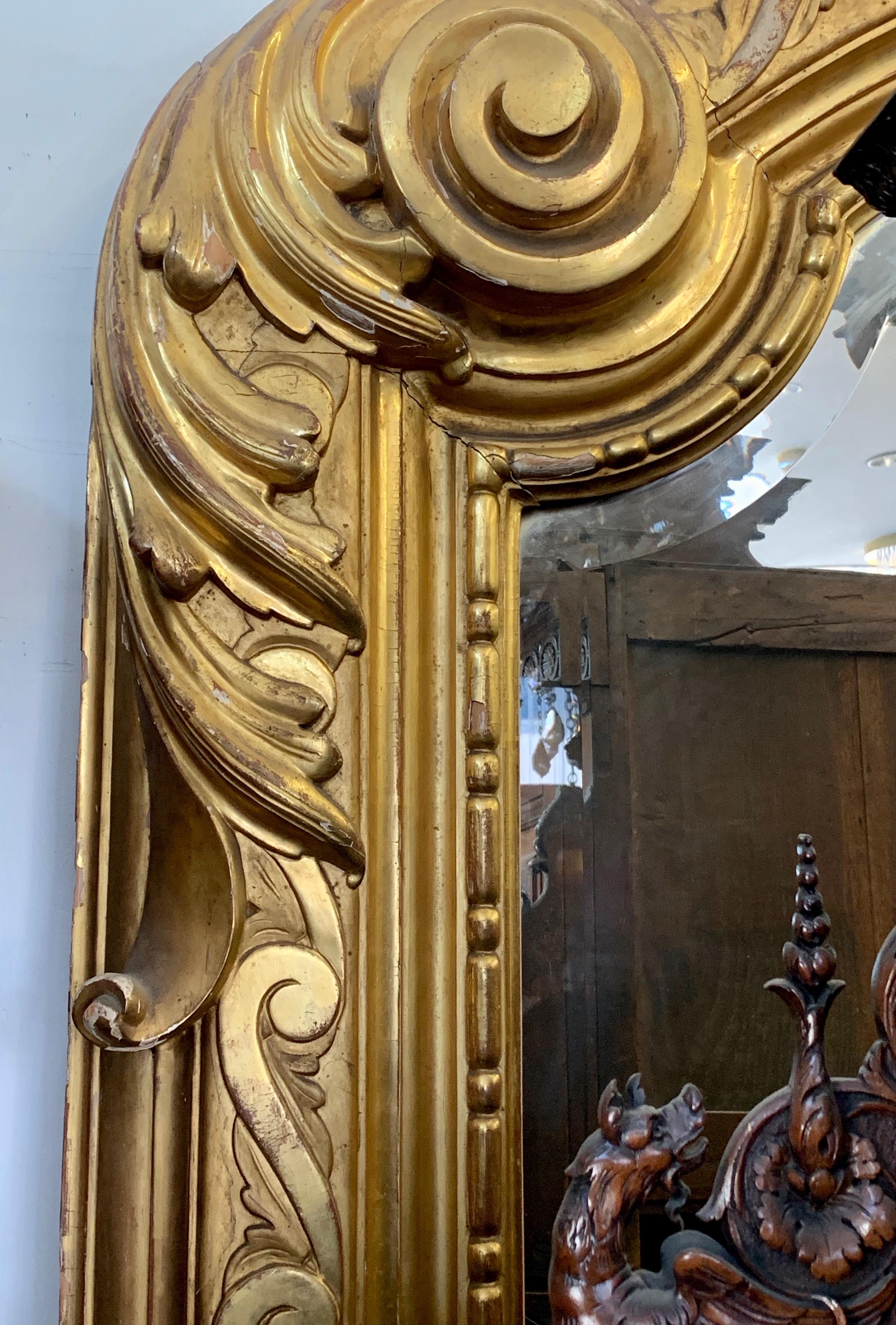 Français Grand miroir français ancien en bois doré sculpté en vente