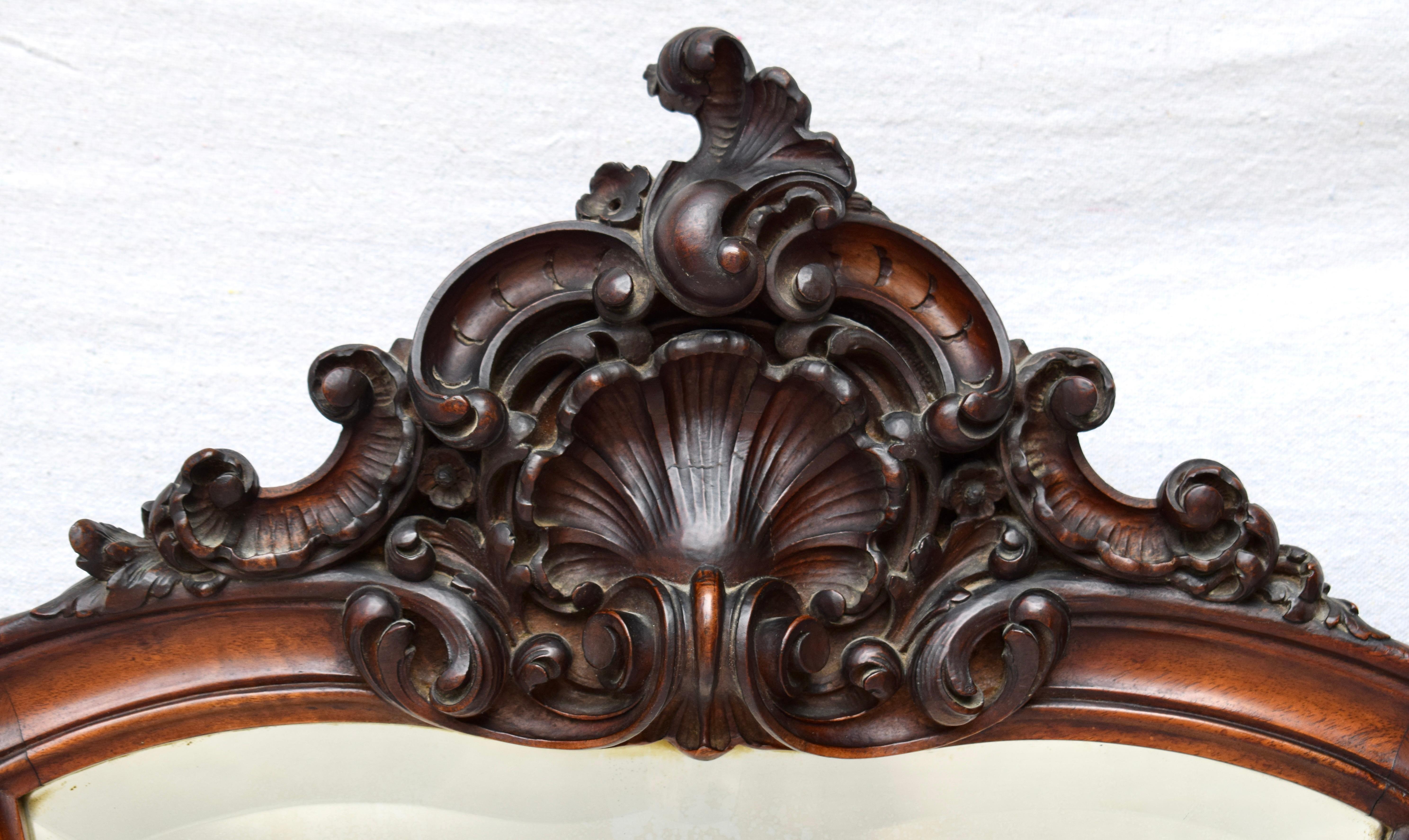 Gran Espejo Francés Antiguo de Caoba Tallada Luis XV en venta