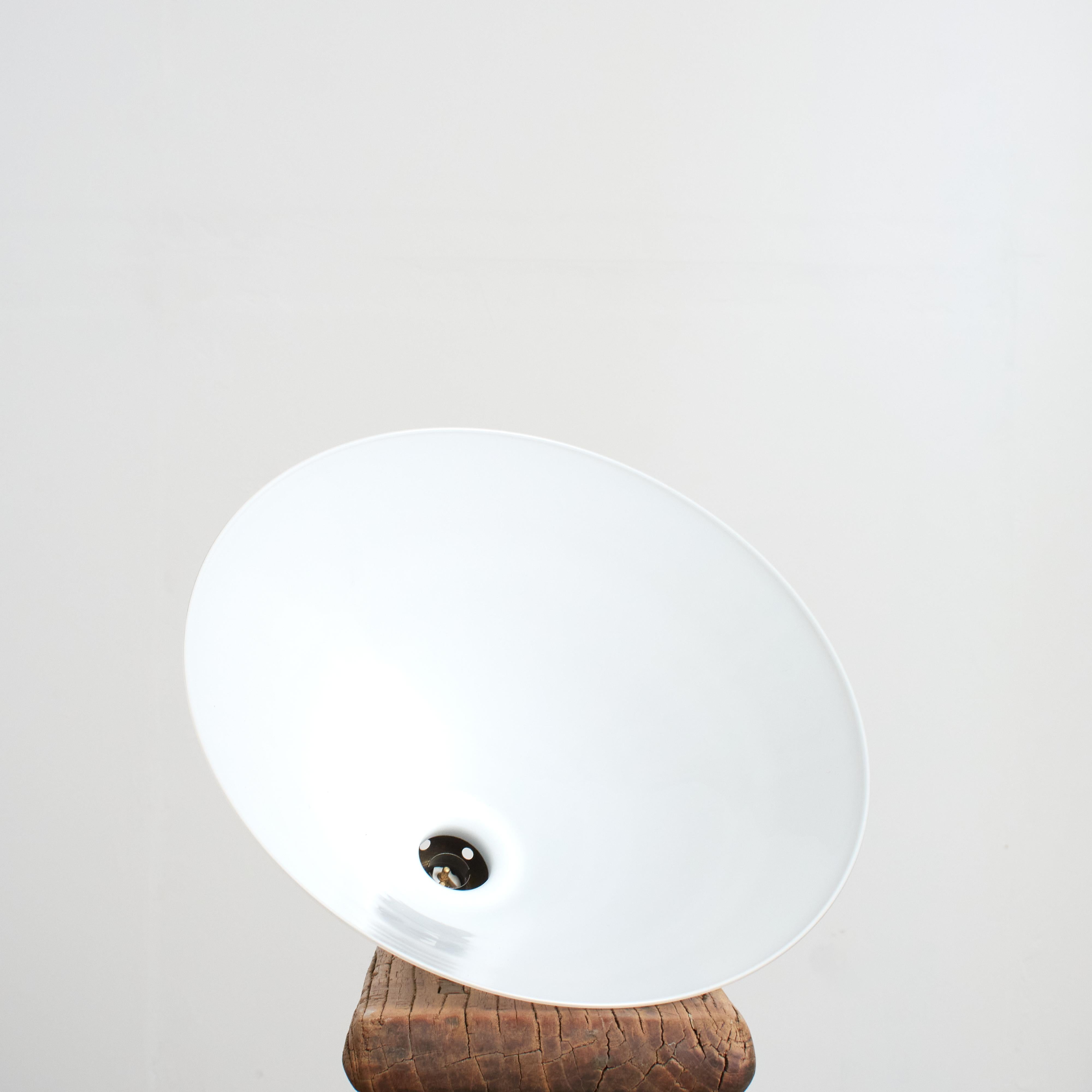 Grande lampada a sospensione francese in vetro latte Coolie - A

Una lampada a sospensione coolie in vetro più grande dello standard. Il paralume conico in vetro di latte è stato realizzato a mano in vetro opaco. La luce ha una galleria originale in