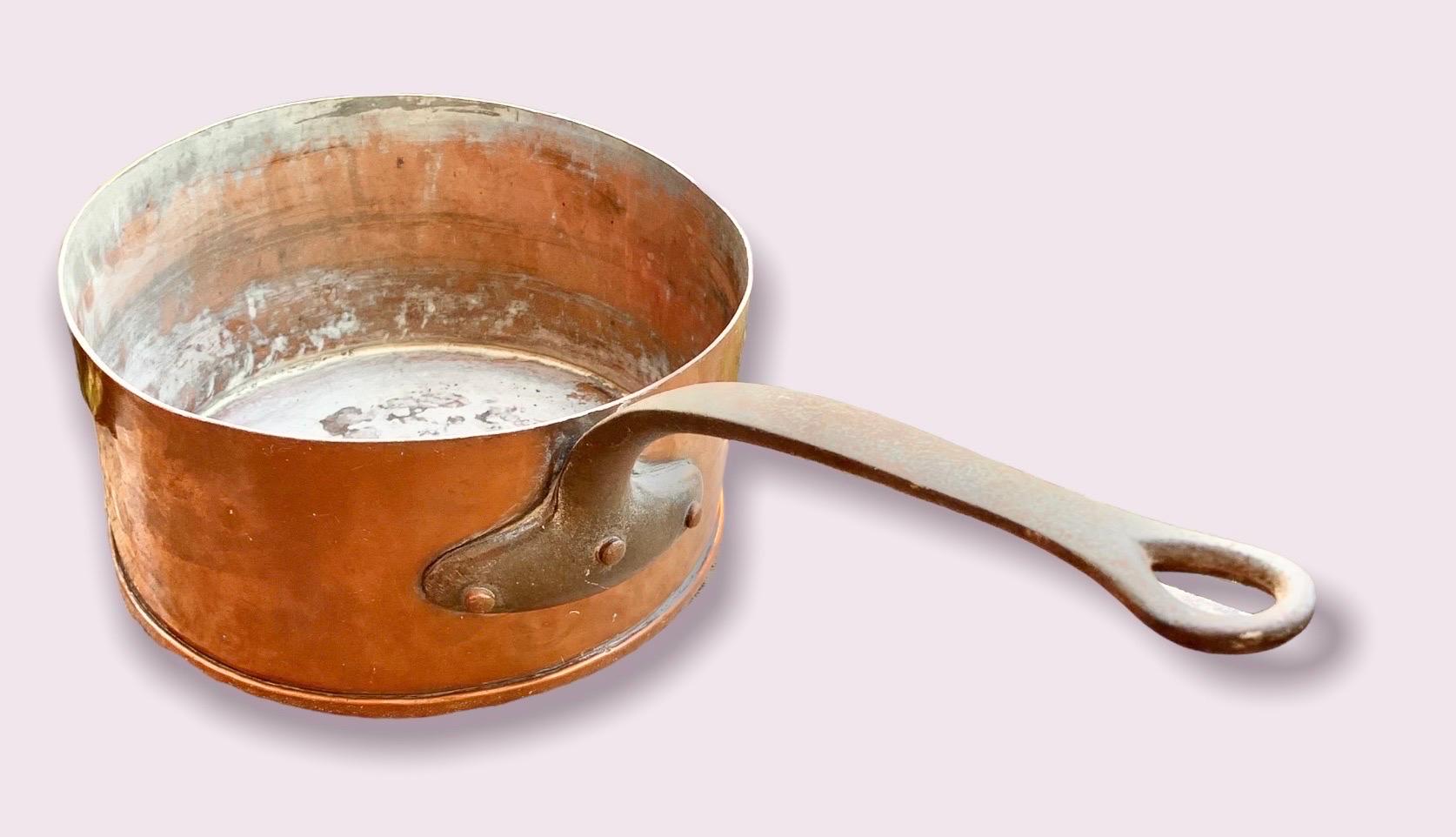 Une grande casserole en cuivre et en fer, vers 1880, avec une belle poignée en fer forgé et une grande casserole en cuivre. Un fabuleux ajout à votre collection de cuisine française de campagne.