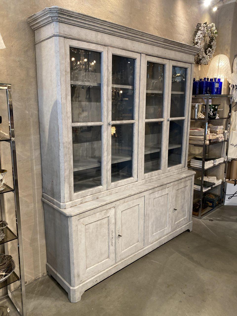Incredible, large, elegant and handsome four winged antique French two-part bookcase/vitrine cabinet.

ideal for keeping table porcelain and glasses. From the South of France.

The piece is divided in two, and consists of a top display case with