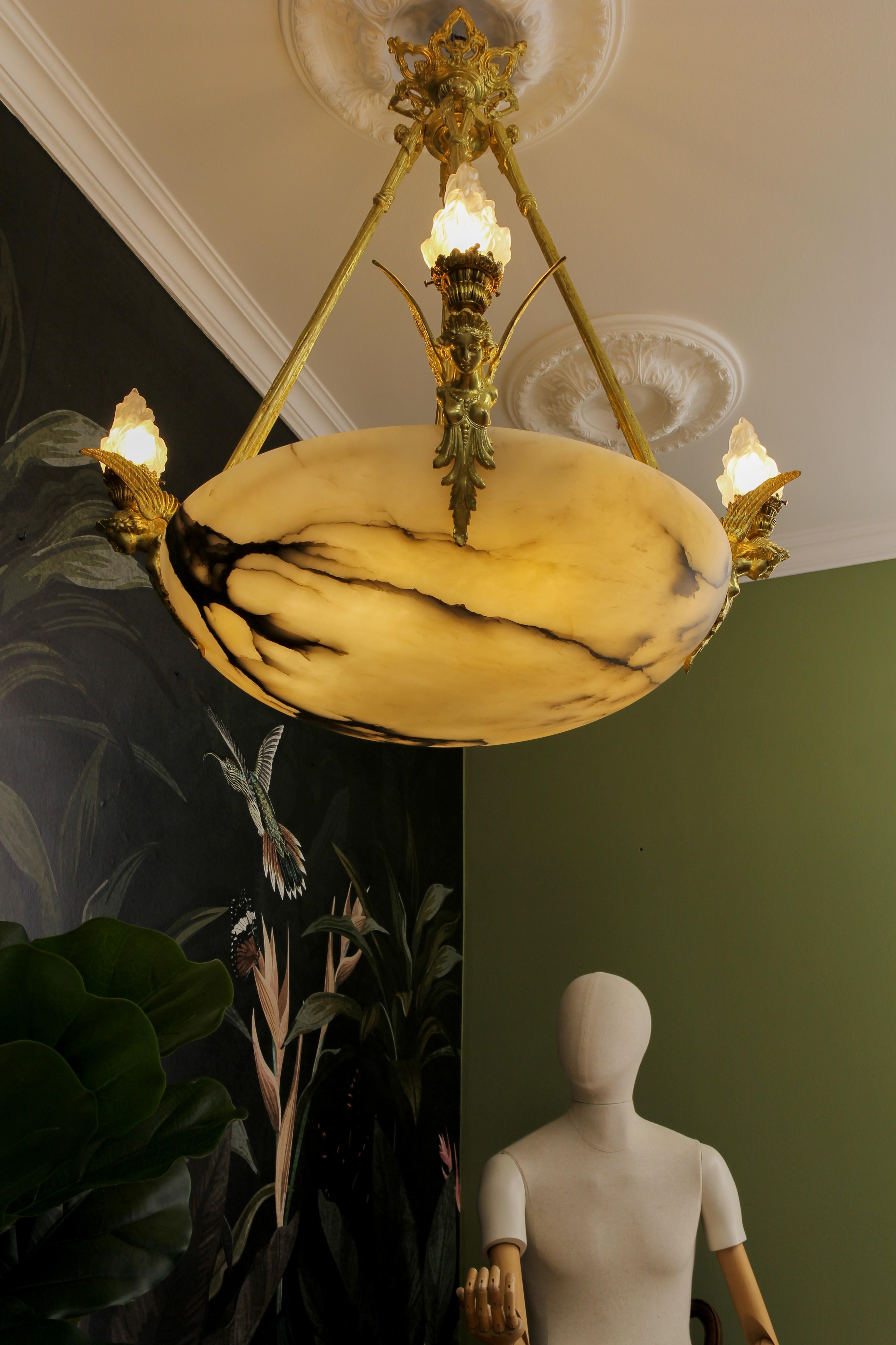 Grand lustre ancien de style Empire français à douze lumières en albâtre et bronze  en vente 6