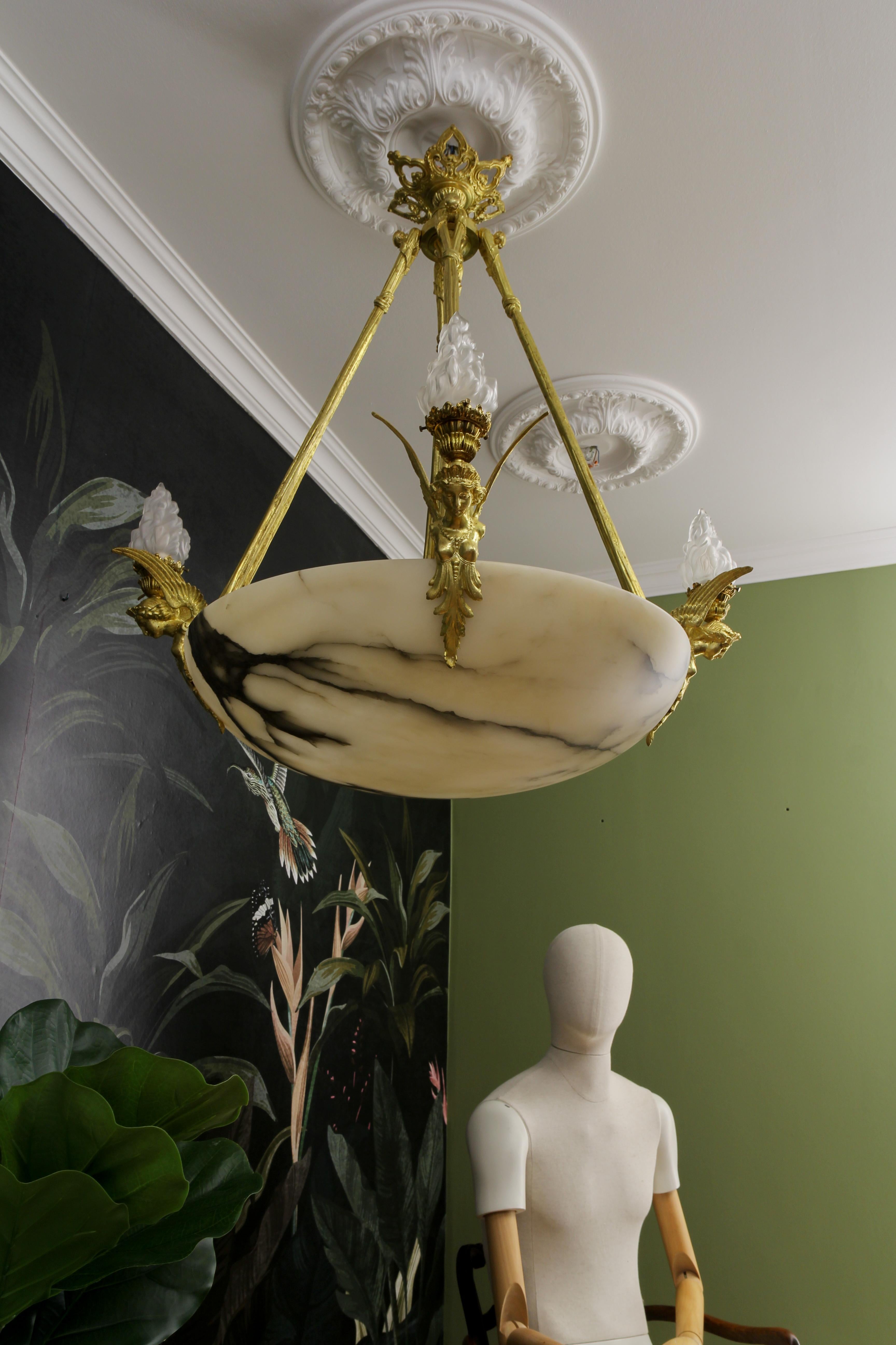 Grand lustre ancien de style Empire français à douze lumières en albâtre et bronze  en vente 7
