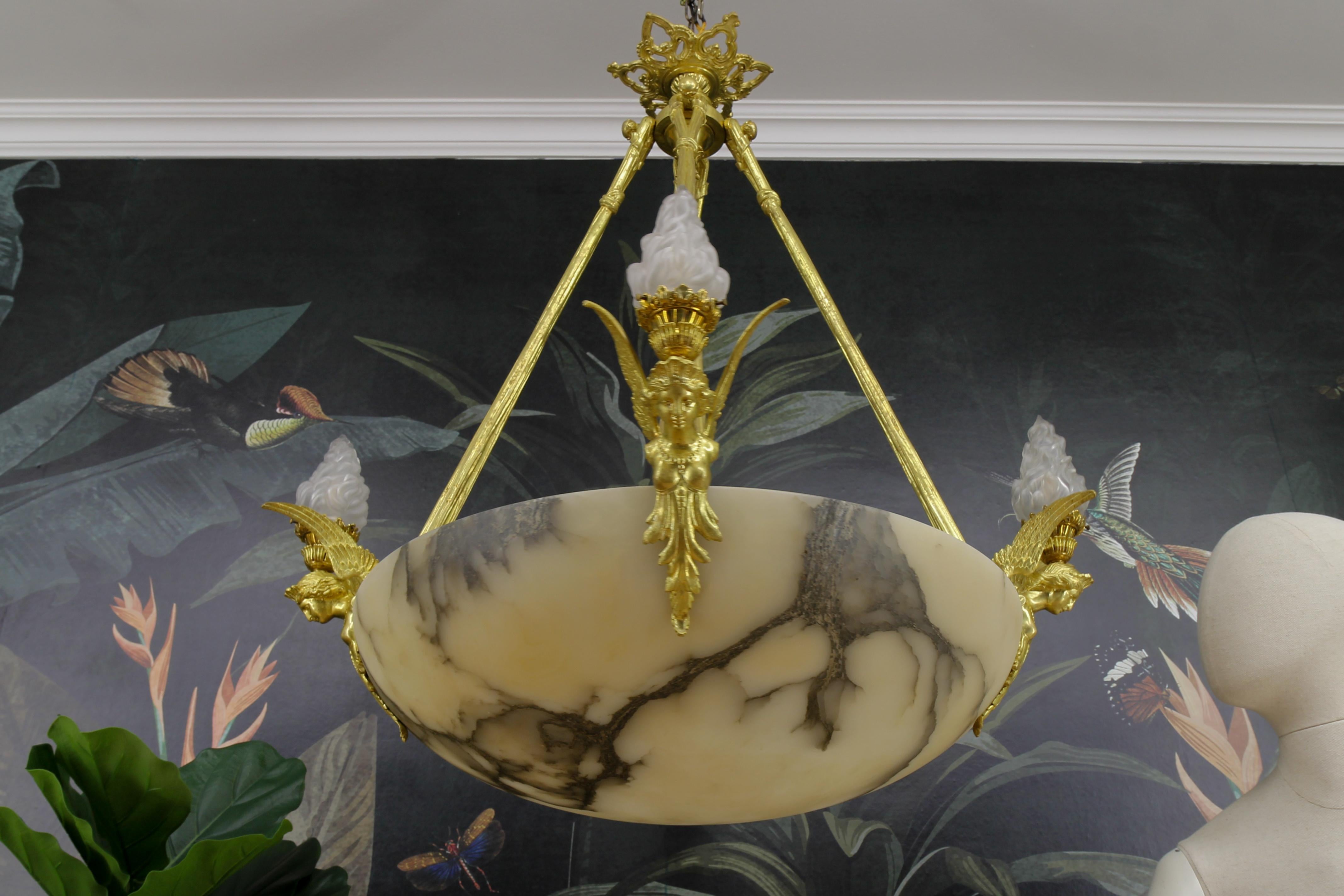 Dépoli Grand lustre ancien de style Empire français à douze lumières en albâtre et bronze  en vente