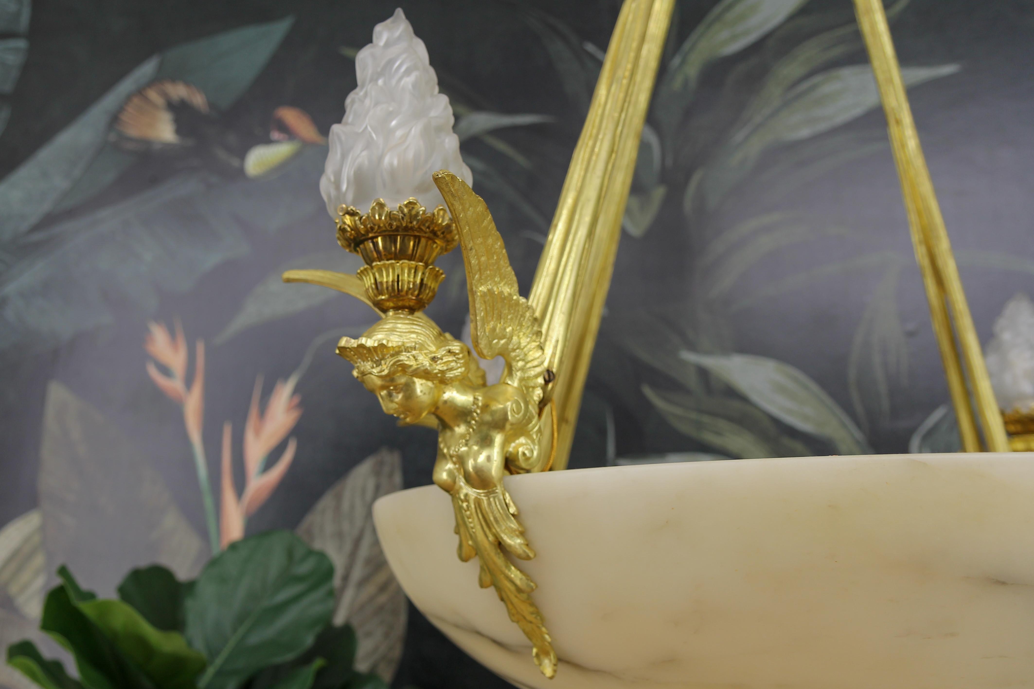 XIXe siècle Grand lustre ancien de style Empire français à douze lumières en albâtre et bronze en vente