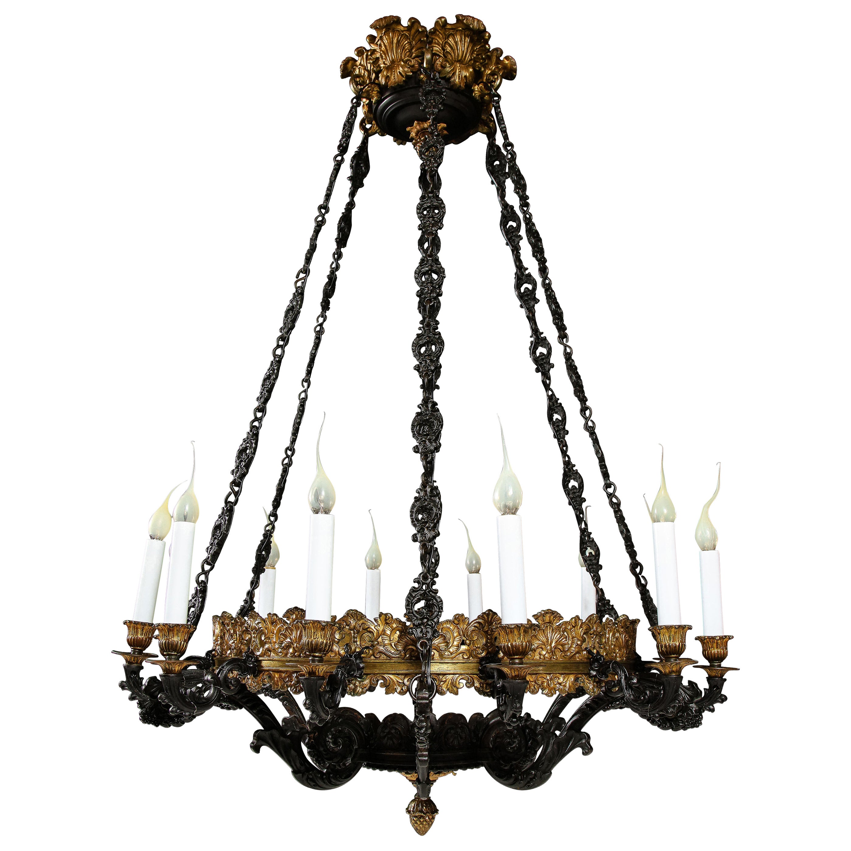 Un grande lampadario antico in stile impero francese in bronzo dorato e bronzo patinato