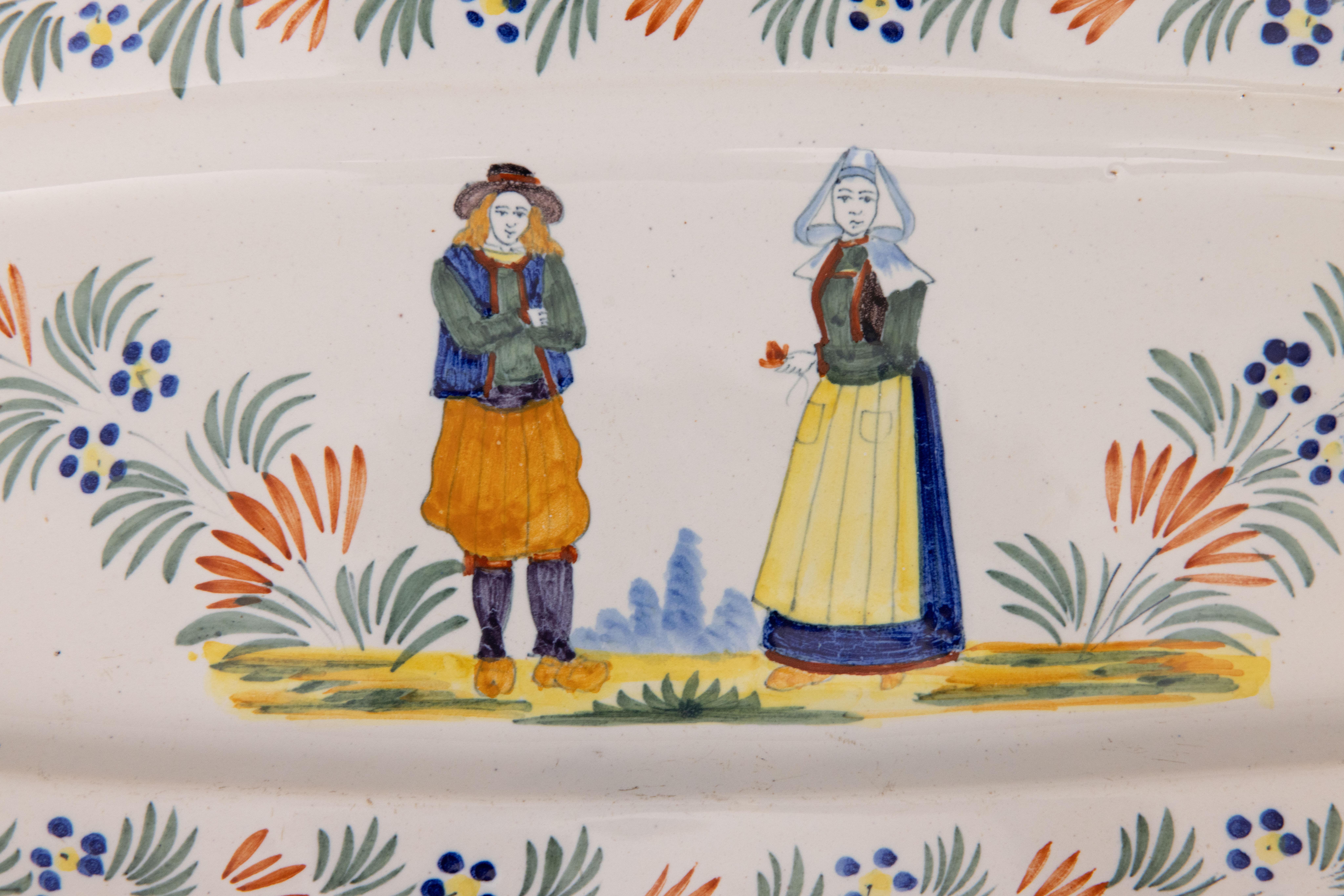 Superbe grand plateau mural ou chargeur ovale en faïence provinciale française de Quimper, vers 1920. Marqué 