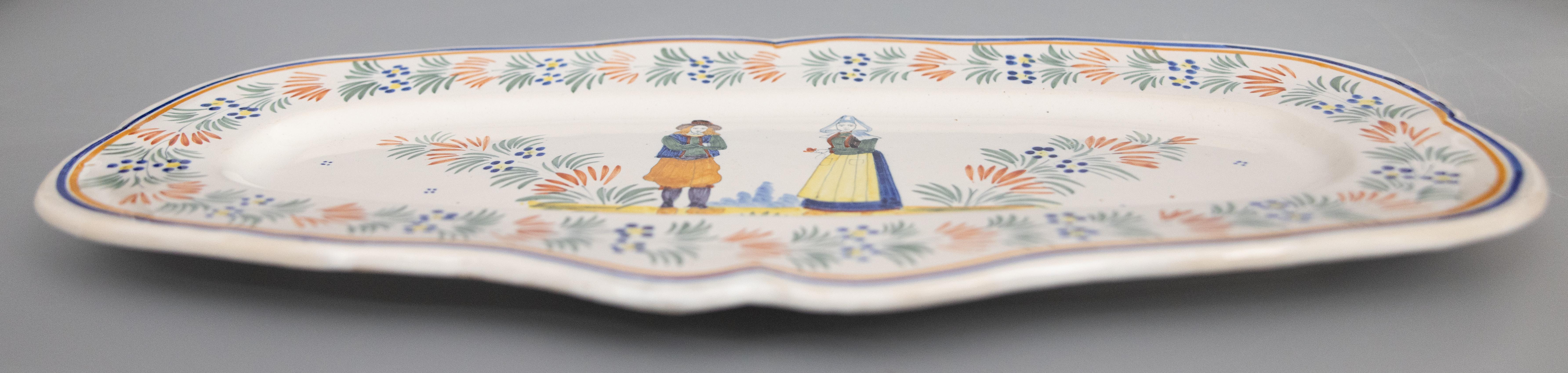 Français Grand plat mural ovale festonné en faïence de Quimper d'époque française vers 1920 en vente