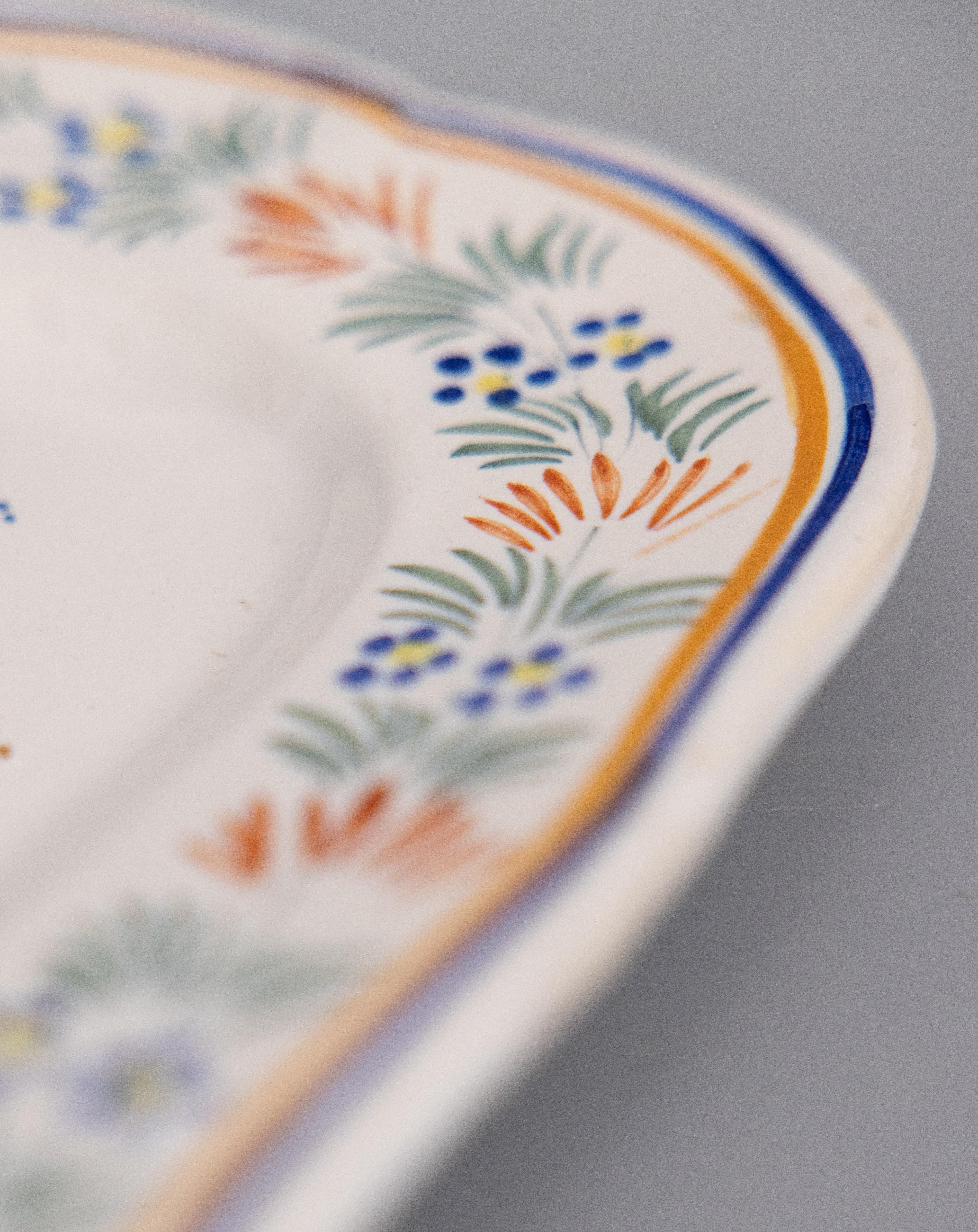 Peint à la main Grand plat mural ovale festonné en fa�ïence de Quimper d'époque française vers 1920 en vente