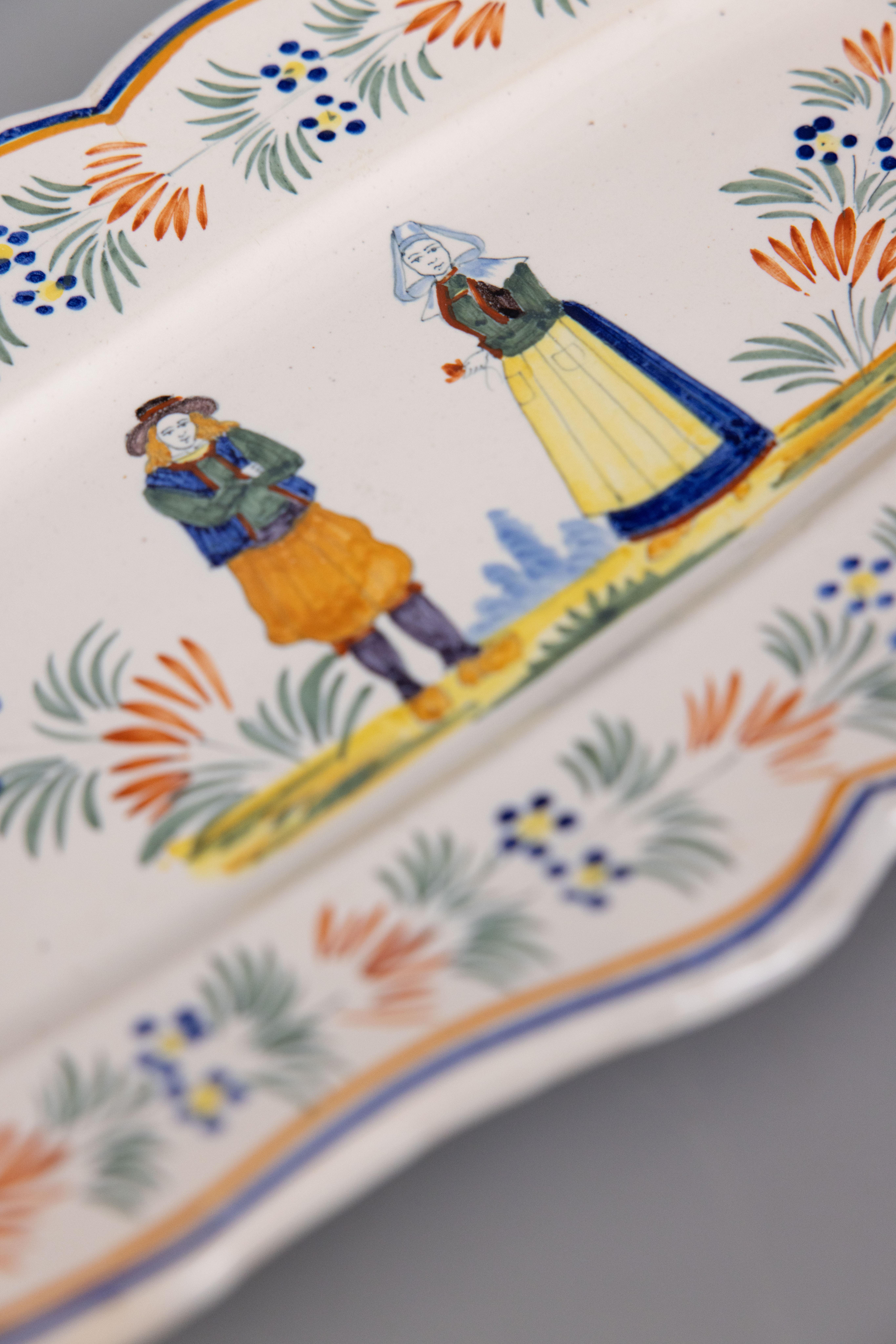 Grand plat mural ovale festonné en faïence de Quimper d'époque française vers 1920 Bon état - En vente à Pearland, TX