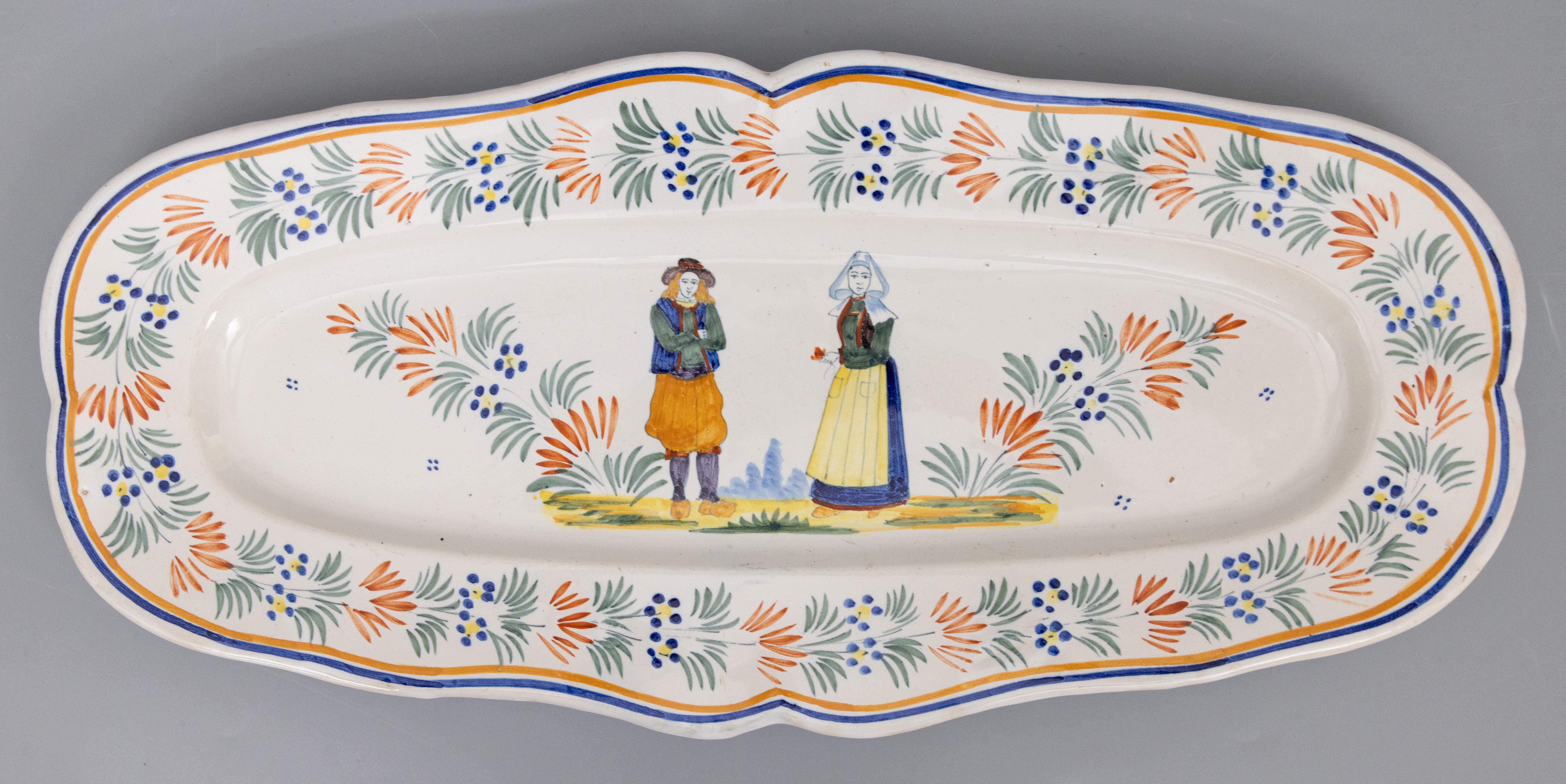 Faïence Grand plat mural ovale festonné en faïence de Quimper d'époque française vers 1920 en vente