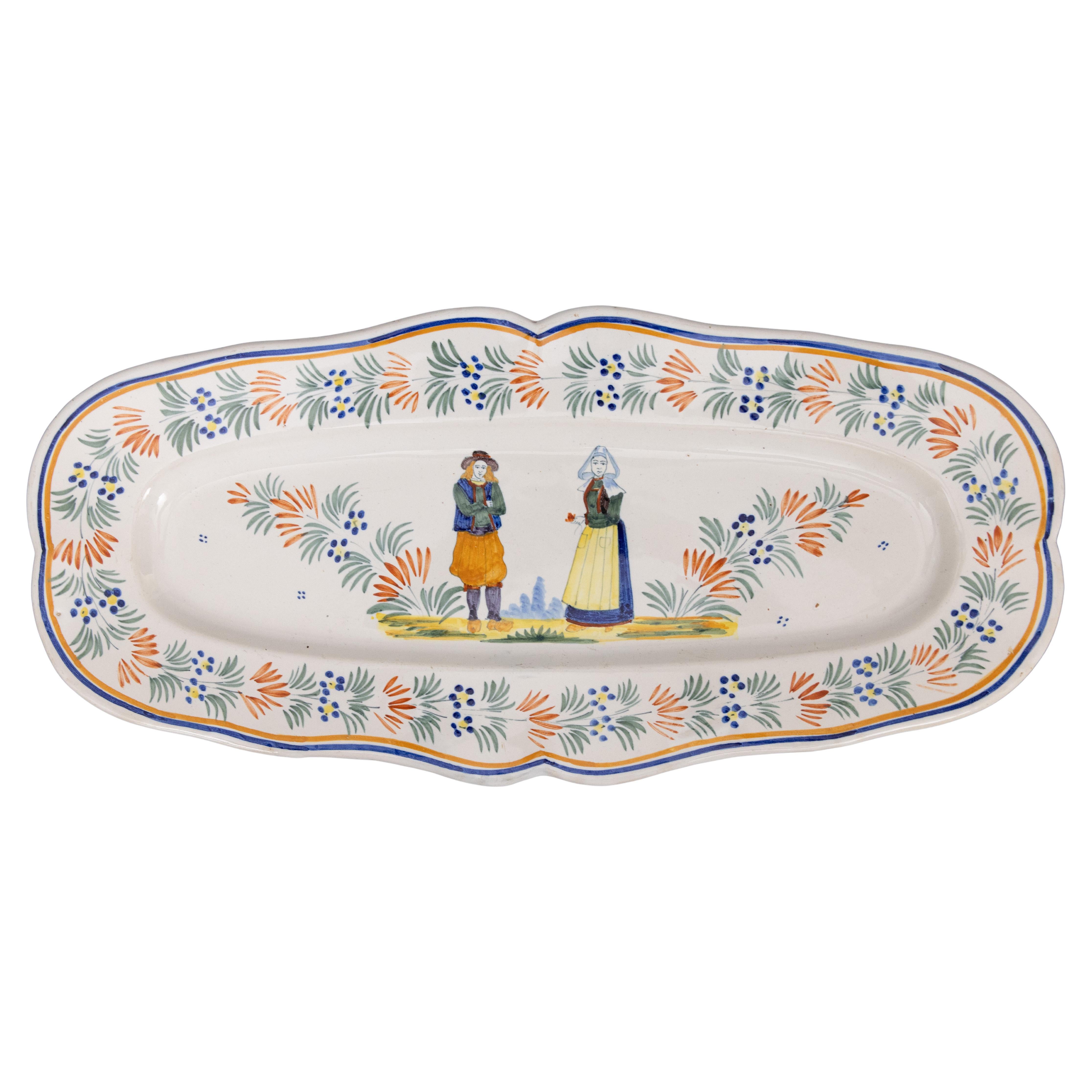 Grand plat mural ovale festonné en faïence de Quimper d'époque française vers 1920 en vente