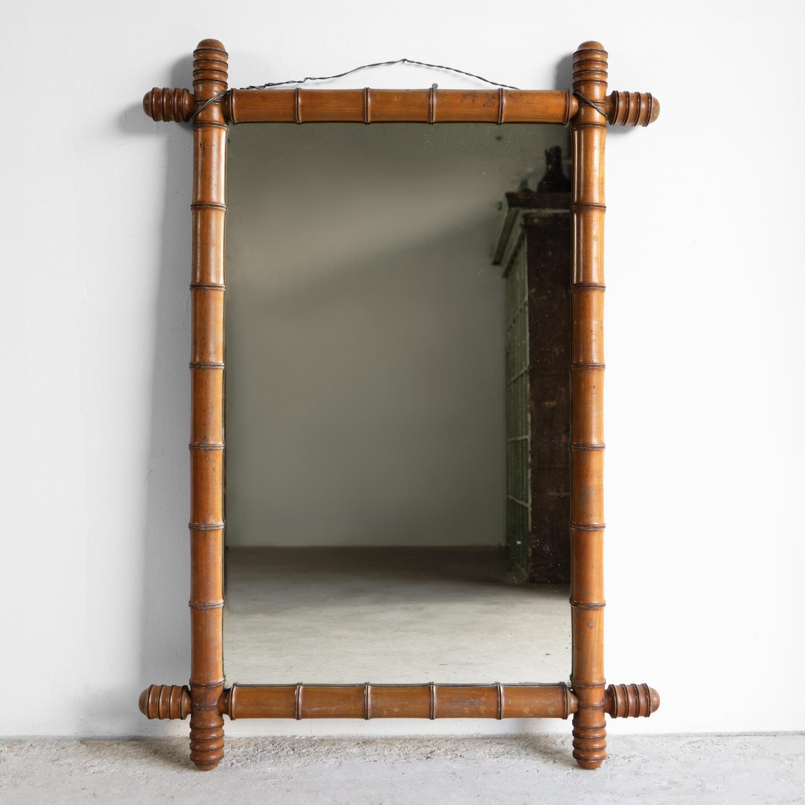 SPECCHIO DA APPENDERE CON CORNICE IN LEGNO VINTAGE

Un pezzo bello e originale, di dimensioni maggiori rispetto alla media di questo tipo di specchio.

Realizzato in legno intagliato per emulare il bambù, con il suo spessore originale e la pesante
