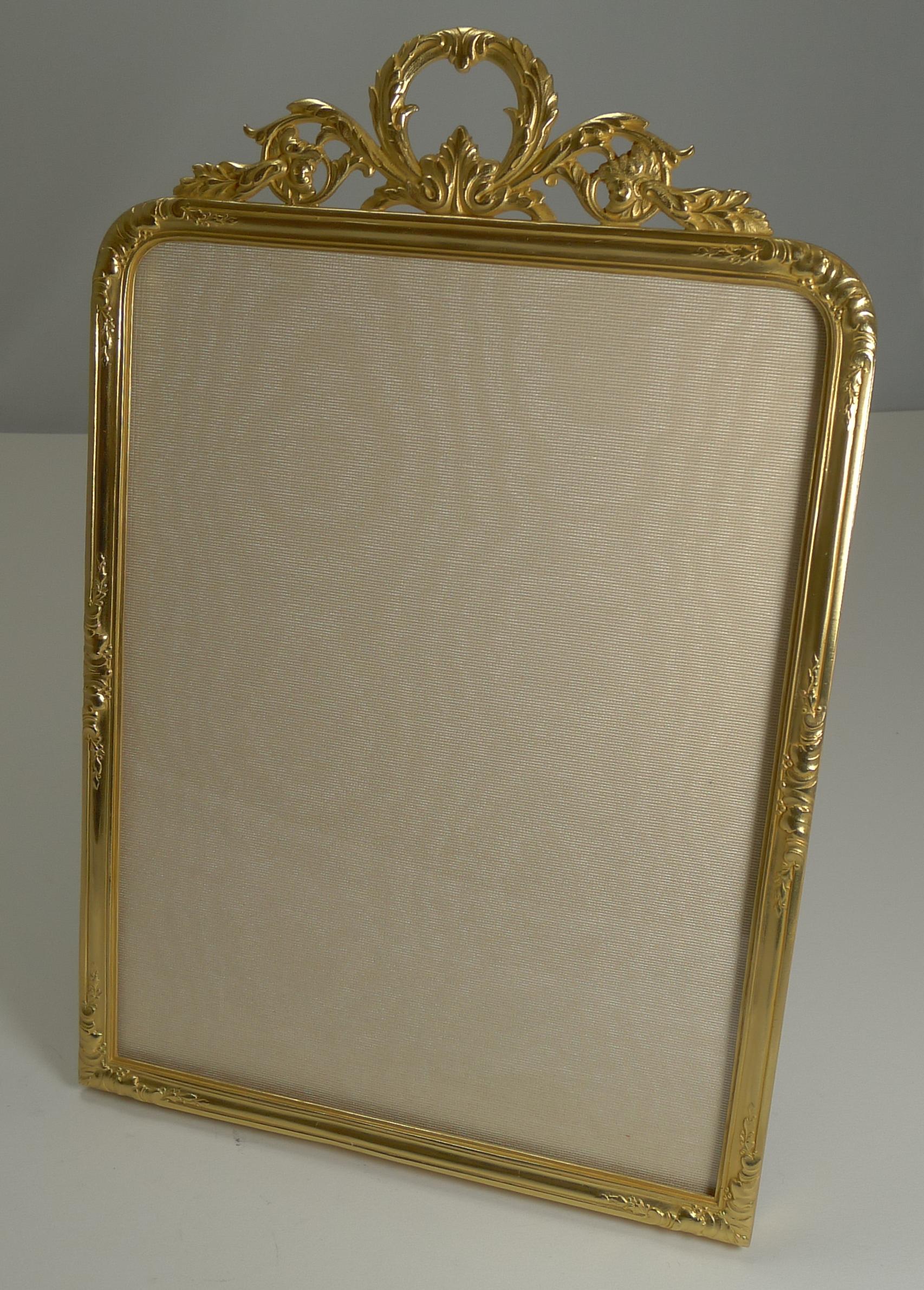 Full of elegance and sophistication, this large French photograph frame has it all. A good size measuring 11 3/4