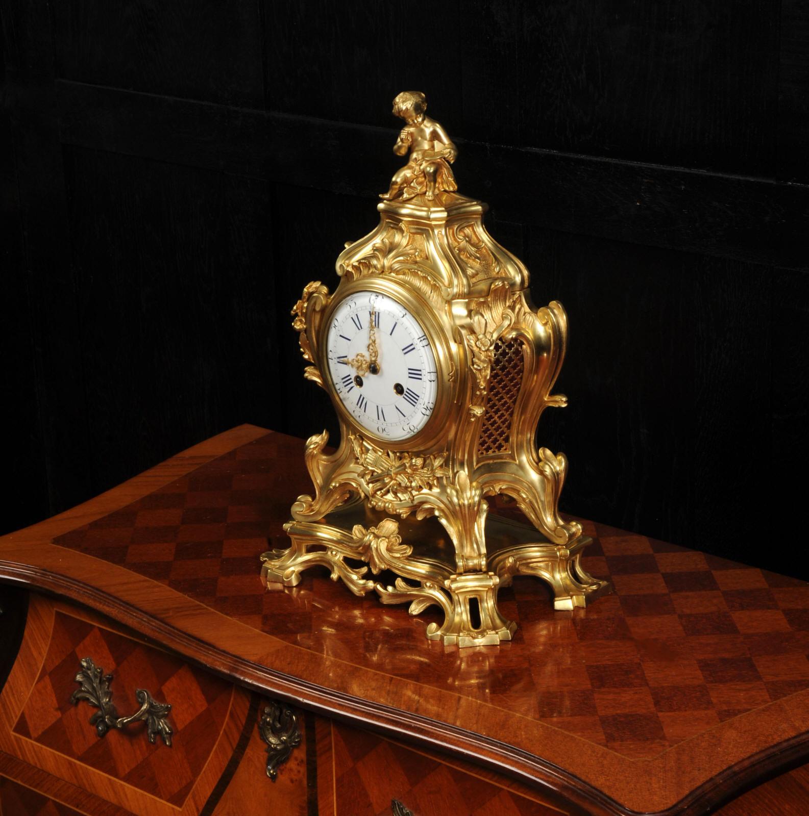 Gran reloj rococó francés antiguo de bronce dorado de Samuel Marti en venta 2