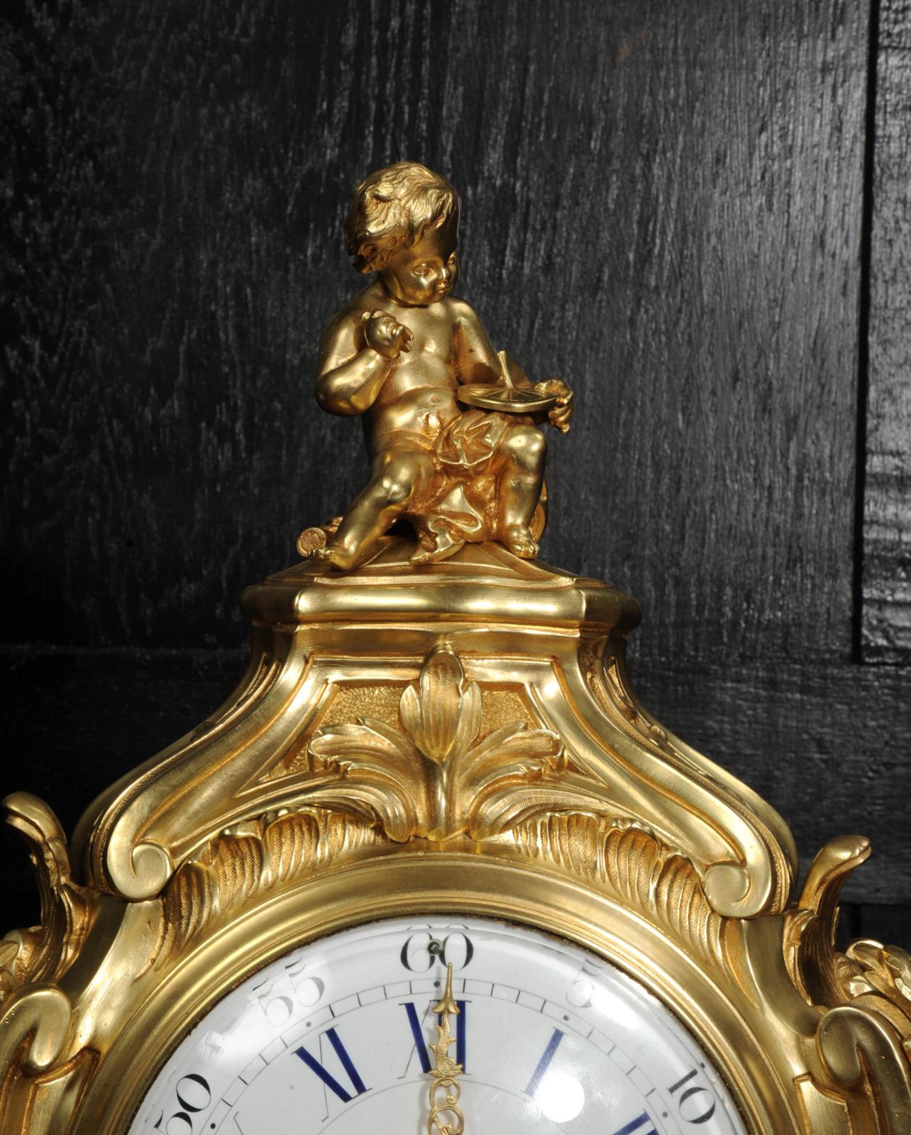 Gran reloj rococó francés antiguo de bronce dorado de Samuel Marti en venta 3