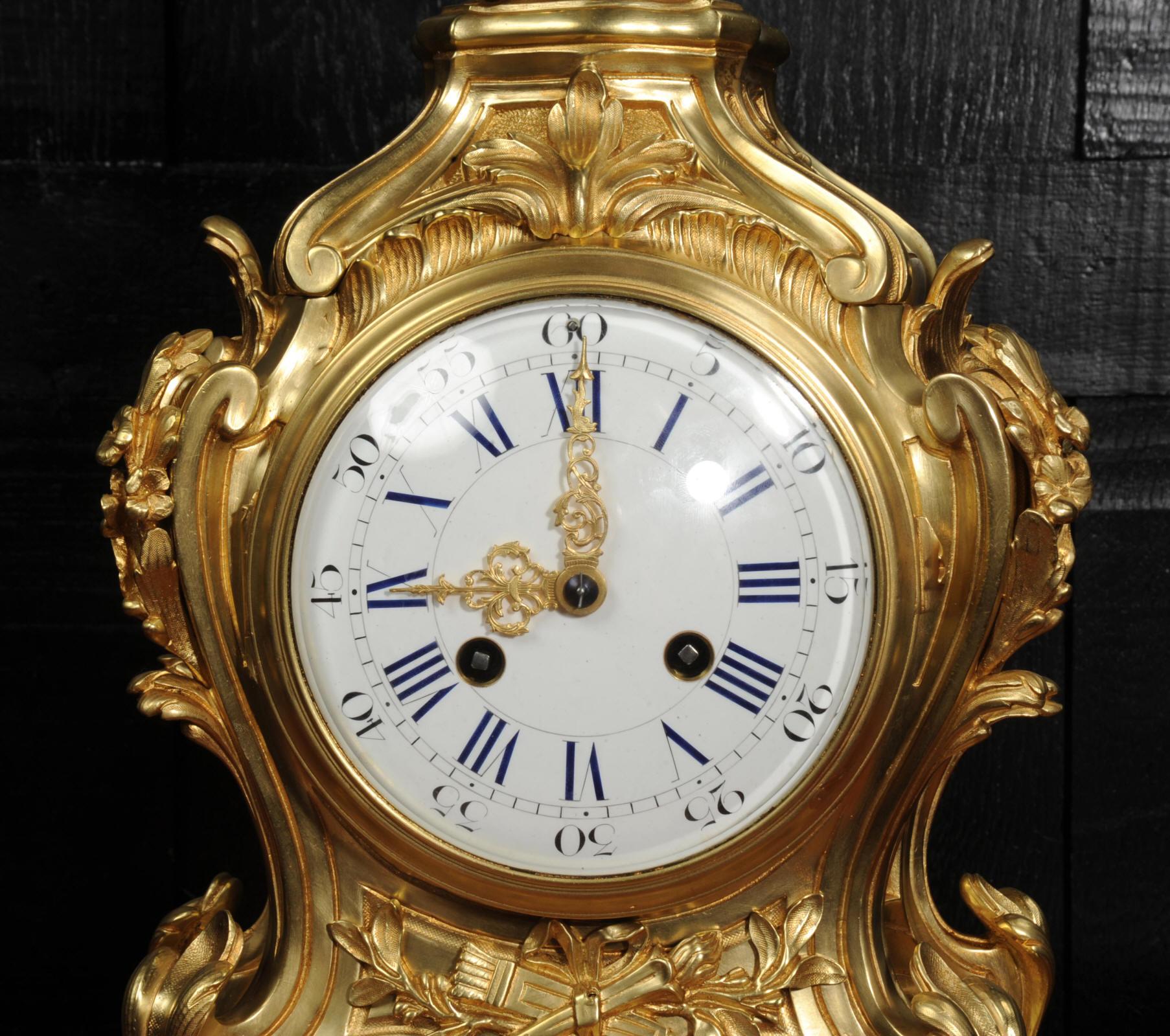 Gran reloj rococó francés antiguo de bronce dorado de Samuel Marti en venta 4