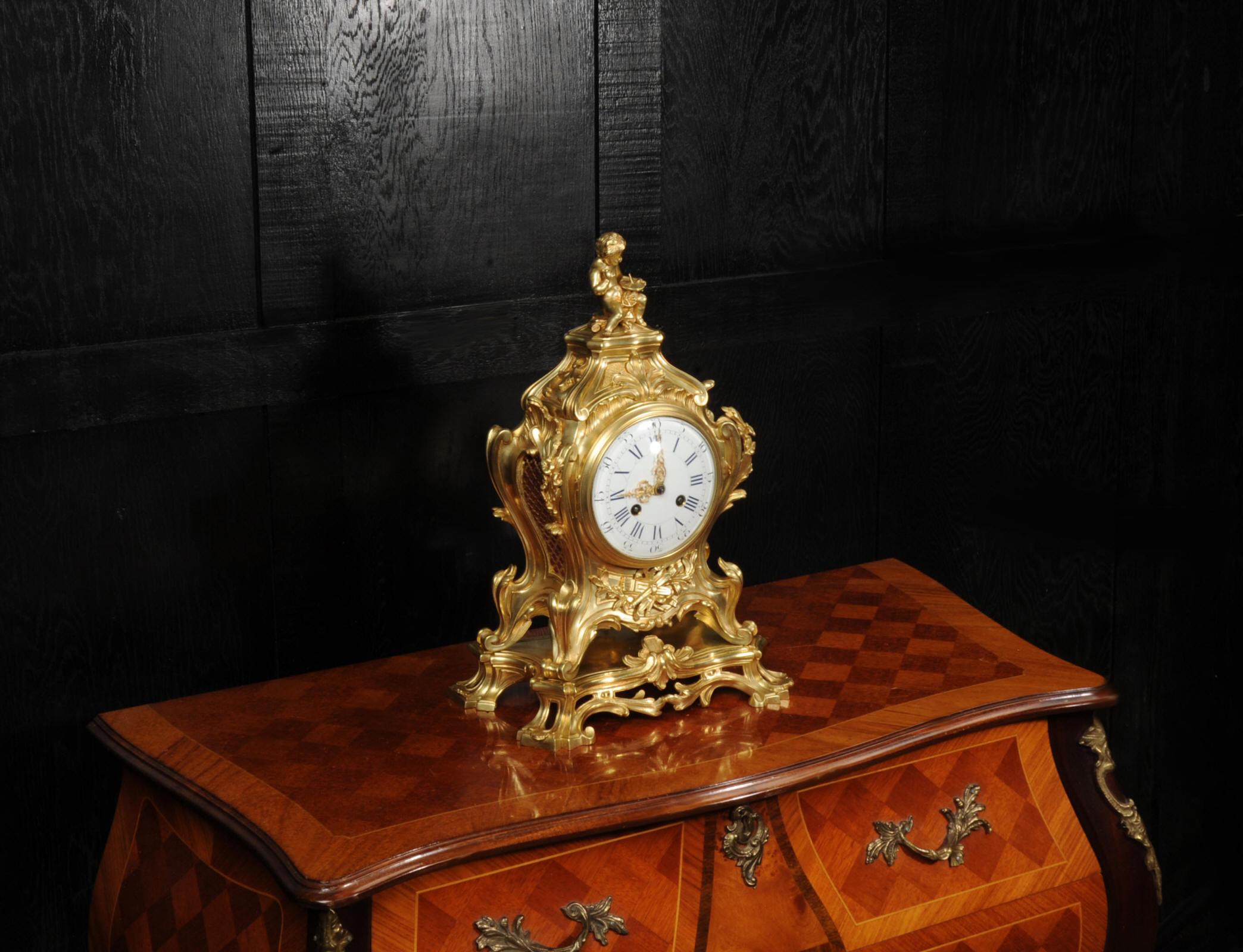 Gran reloj rococó francés antiguo de bronce dorado de Samuel Marti en venta 5