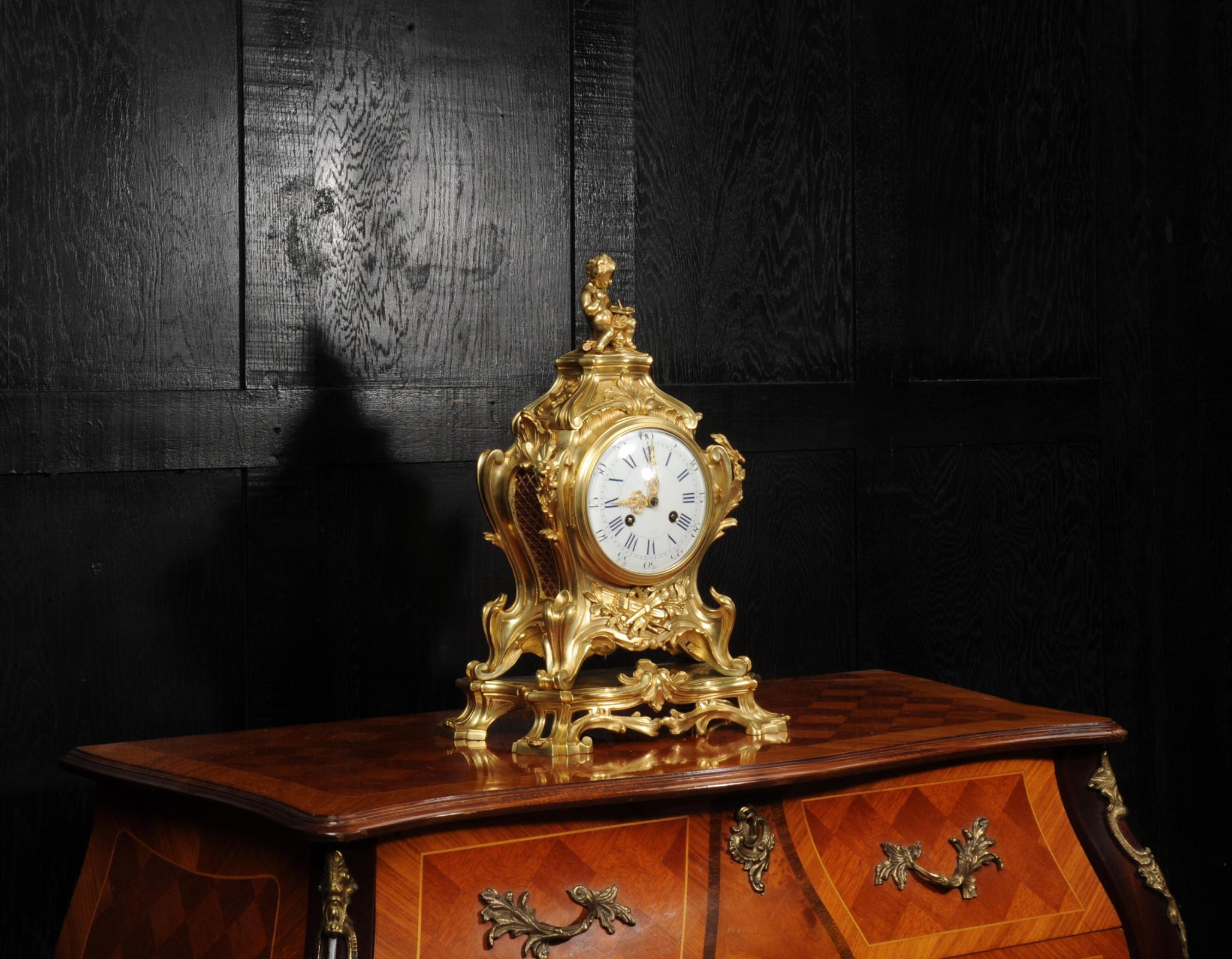 Gran reloj rococó francés antiguo de bronce dorado de Samuel Marti en venta 6