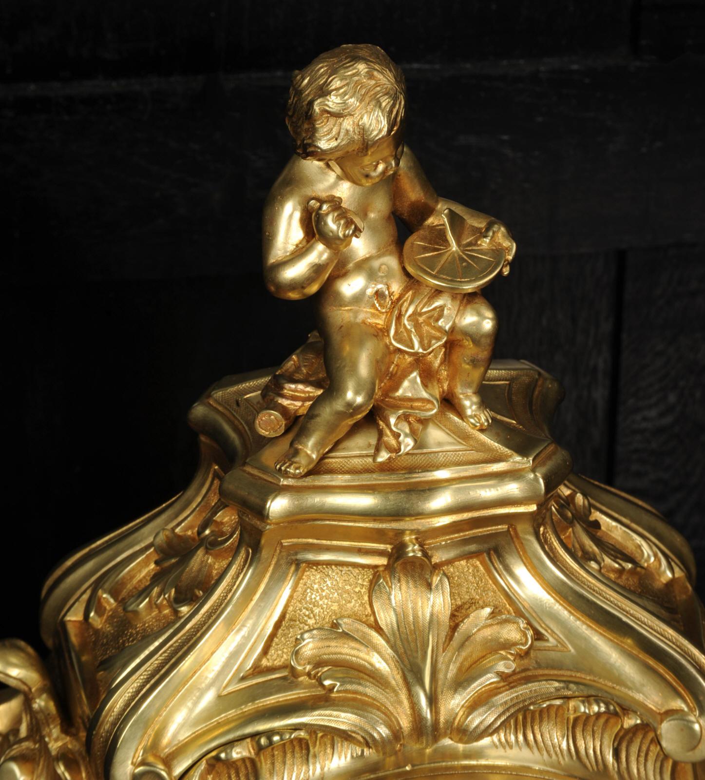 Gran reloj rococó francés antiguo de bronce dorado de Samuel Marti en venta 7