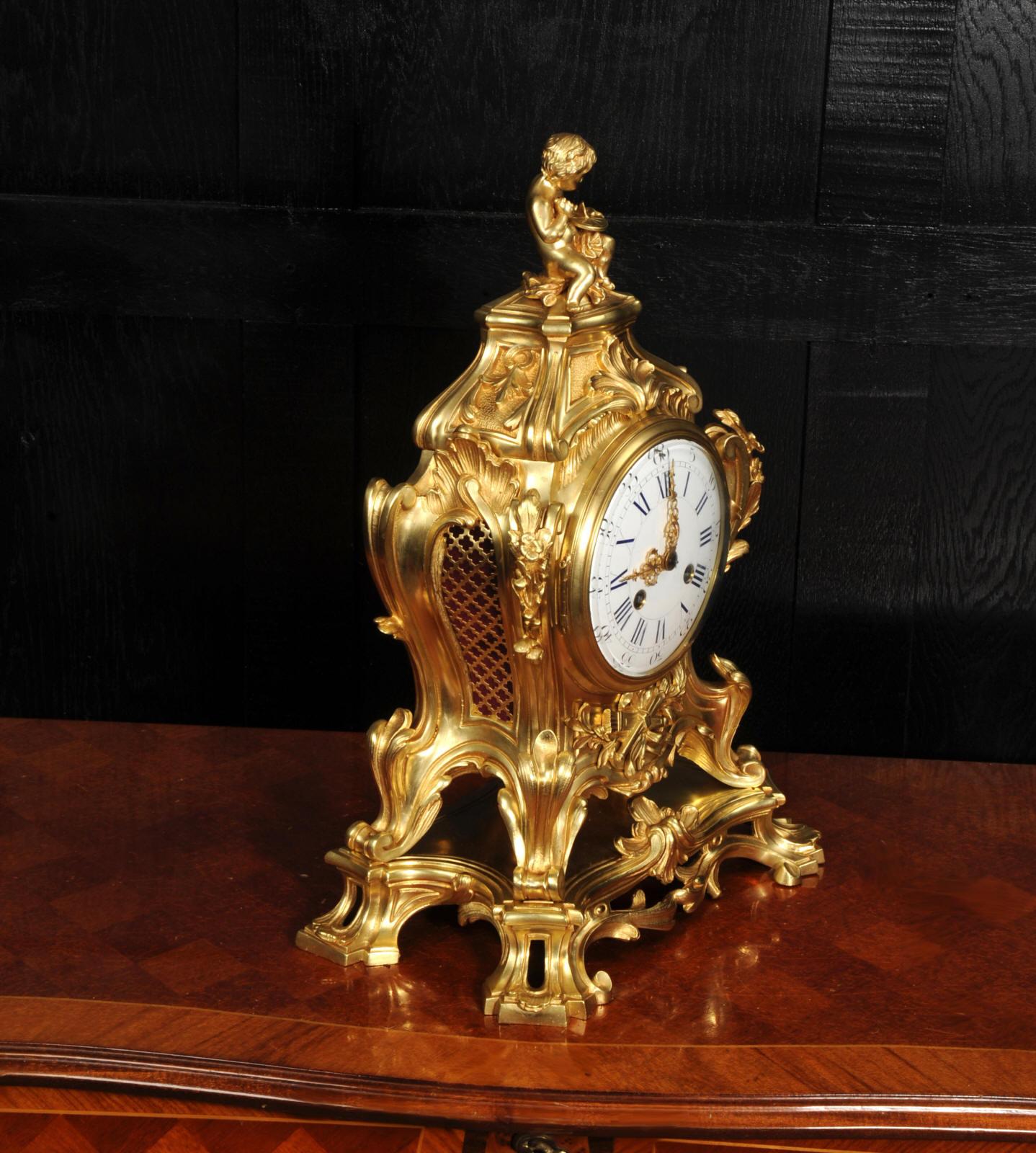 Gran reloj rococó francés antiguo de bronce dorado de Samuel Marti en venta 8