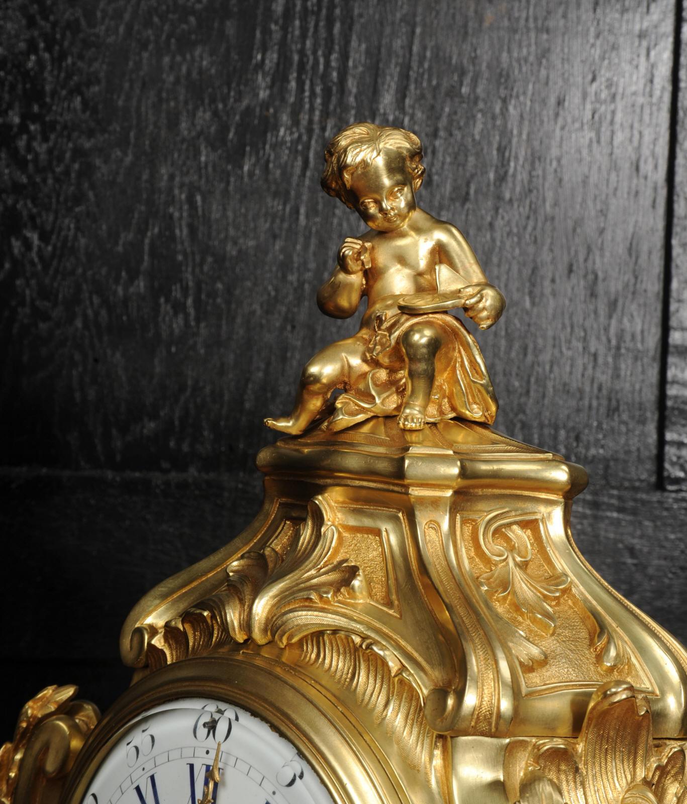 Gran reloj rococó francés antiguo de bronce dorado de Samuel Marti en venta 9