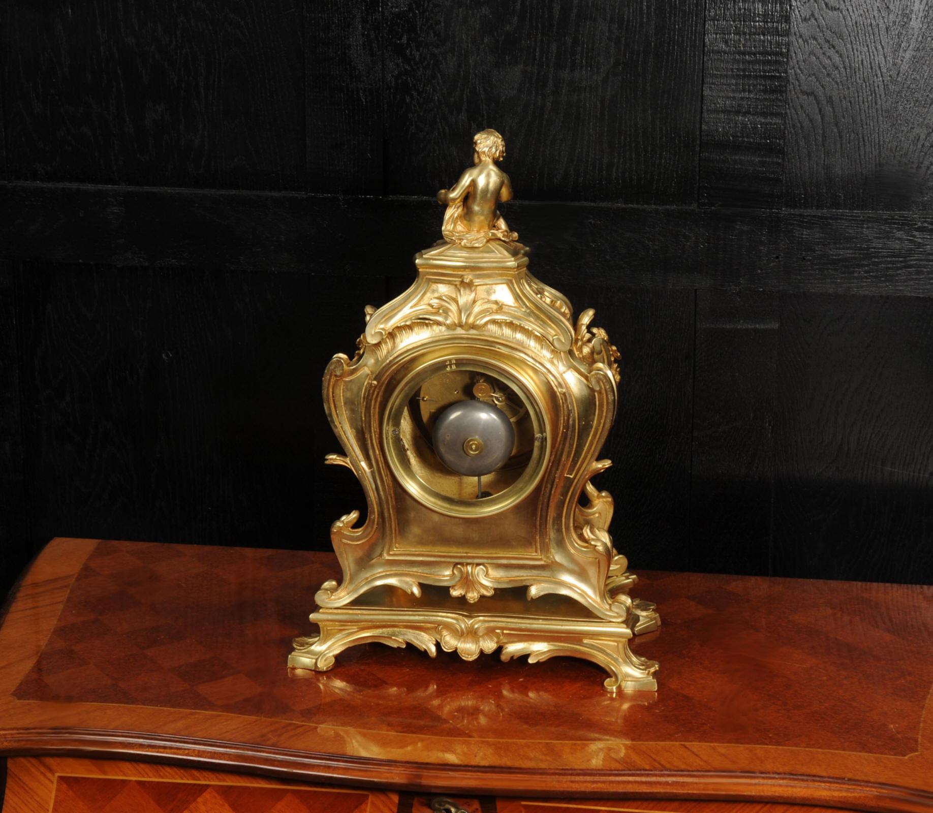 Gran reloj rococó francés antiguo de bronce dorado de Samuel Marti en venta 10
