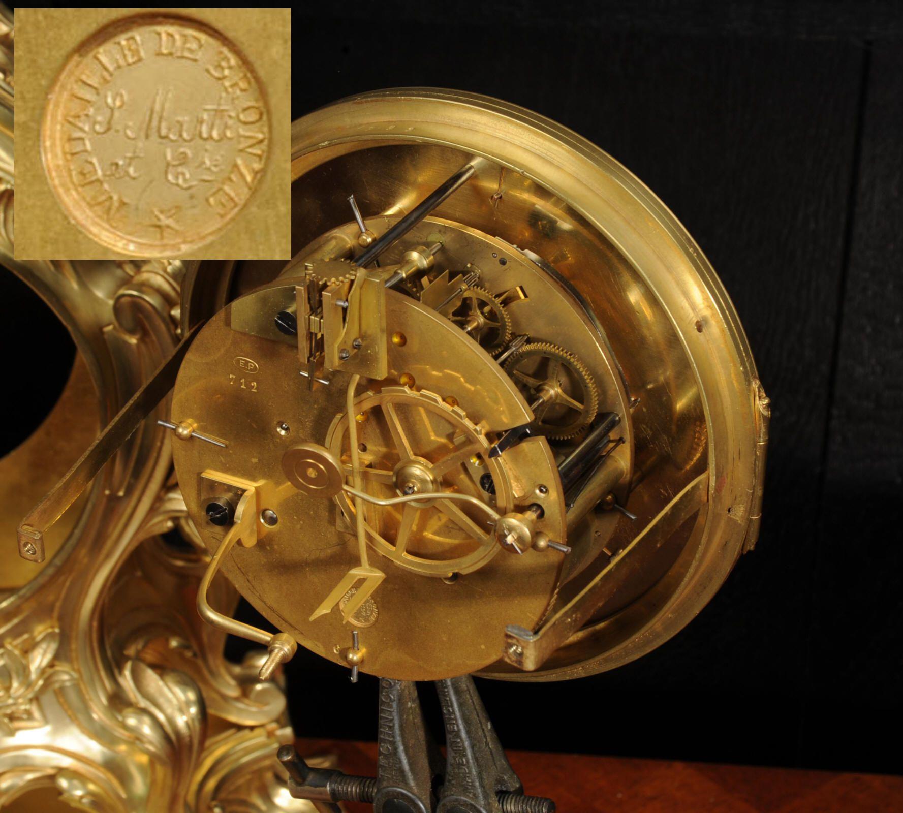 Gran reloj rococó francés antiguo de bronce dorado de Samuel Marti en venta 11