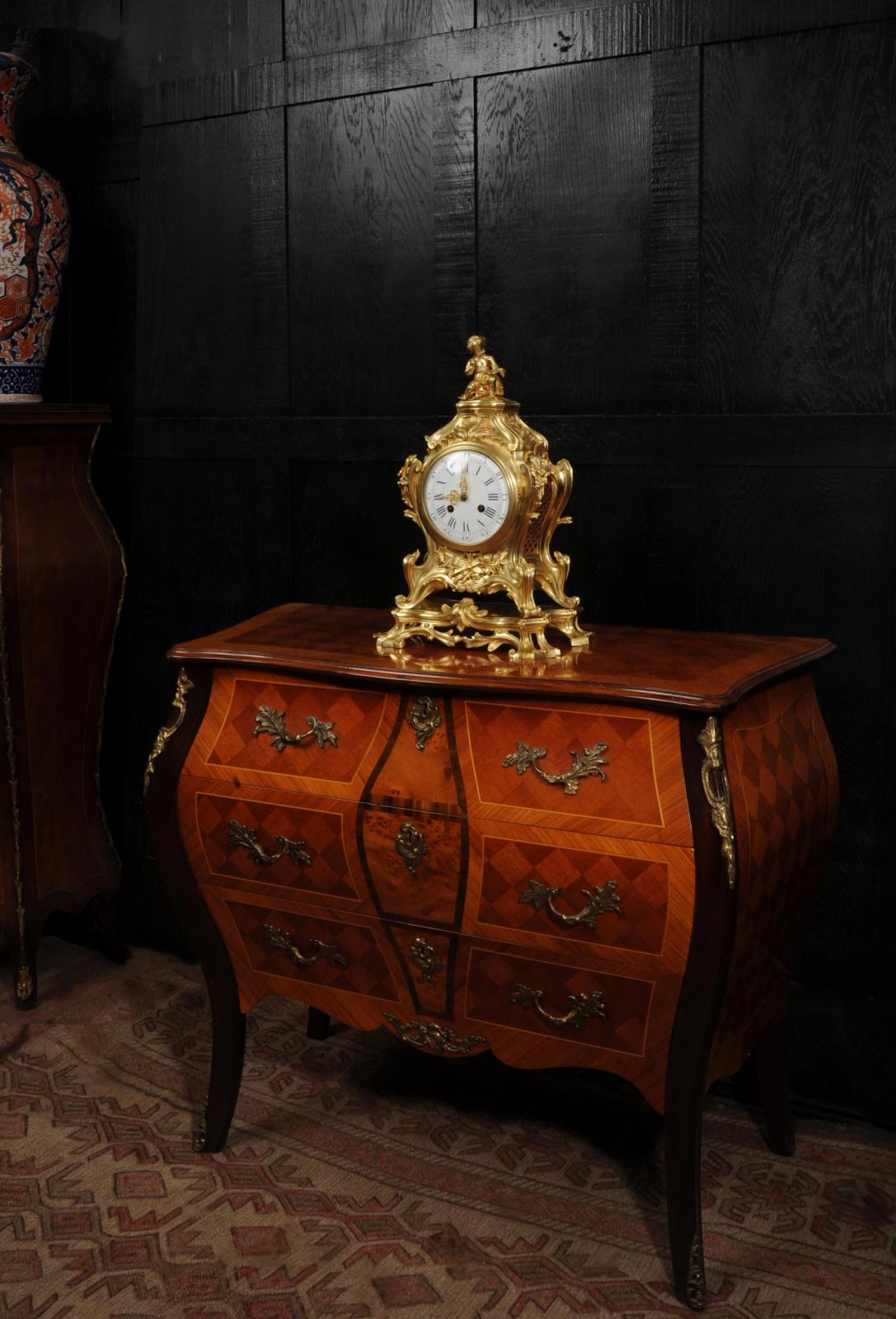 Este impresionante reloj de chimenea de bronce dorado finamente fundido es un magnífico ejemplo del renacimiento French Rococo del siglo XIX, según los célebres diseños del bronceador Robert Osmond. De audaz modelado, la caja entallada está
