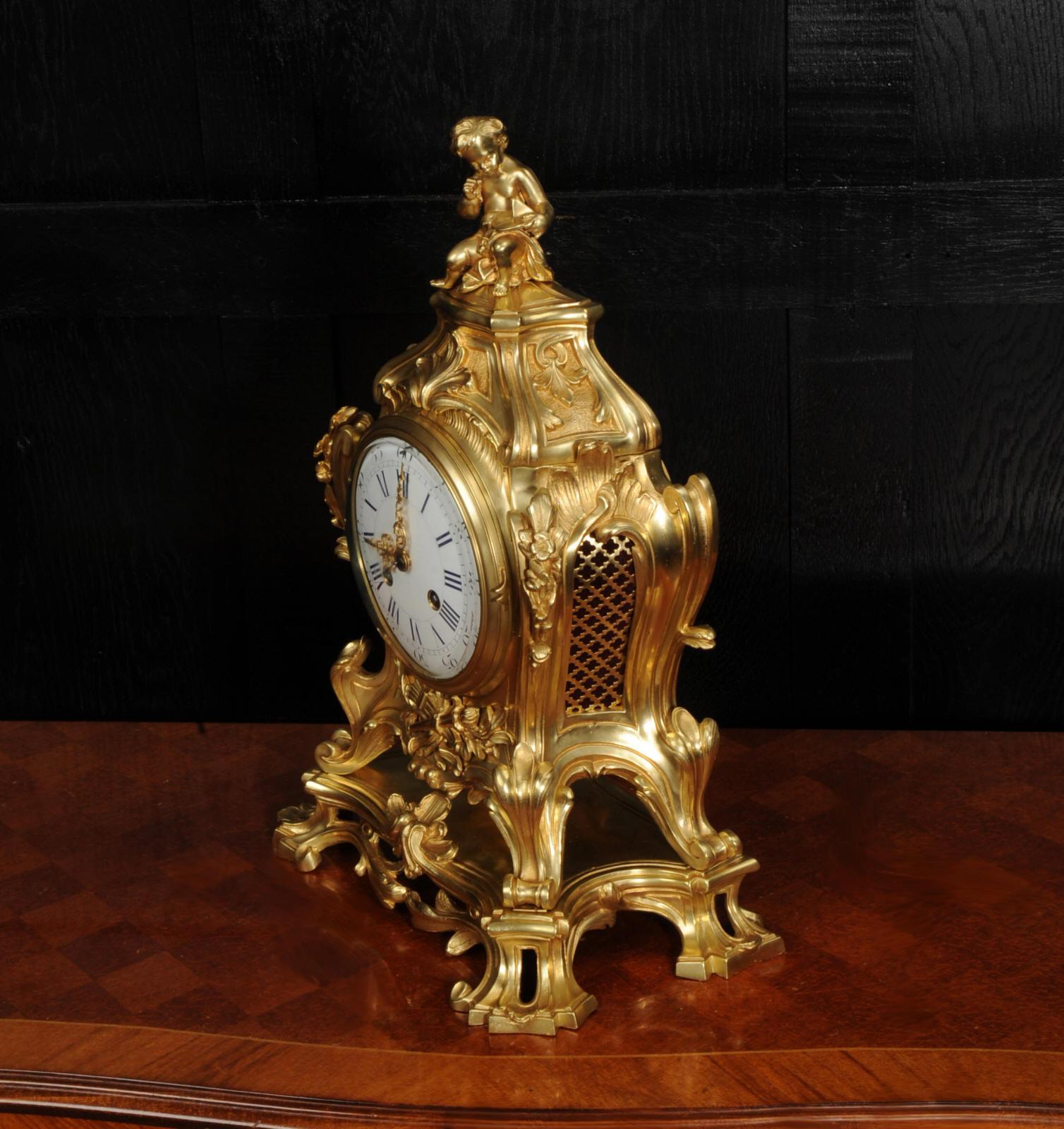 Gran reloj rococó francés antiguo de bronce dorado de Samuel Marti en venta 12