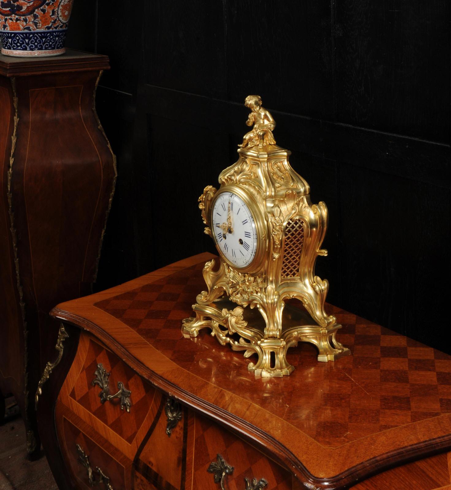 Gran reloj rococó francés antiguo de bronce dorado de Samuel Marti Renacimiento rococó en venta